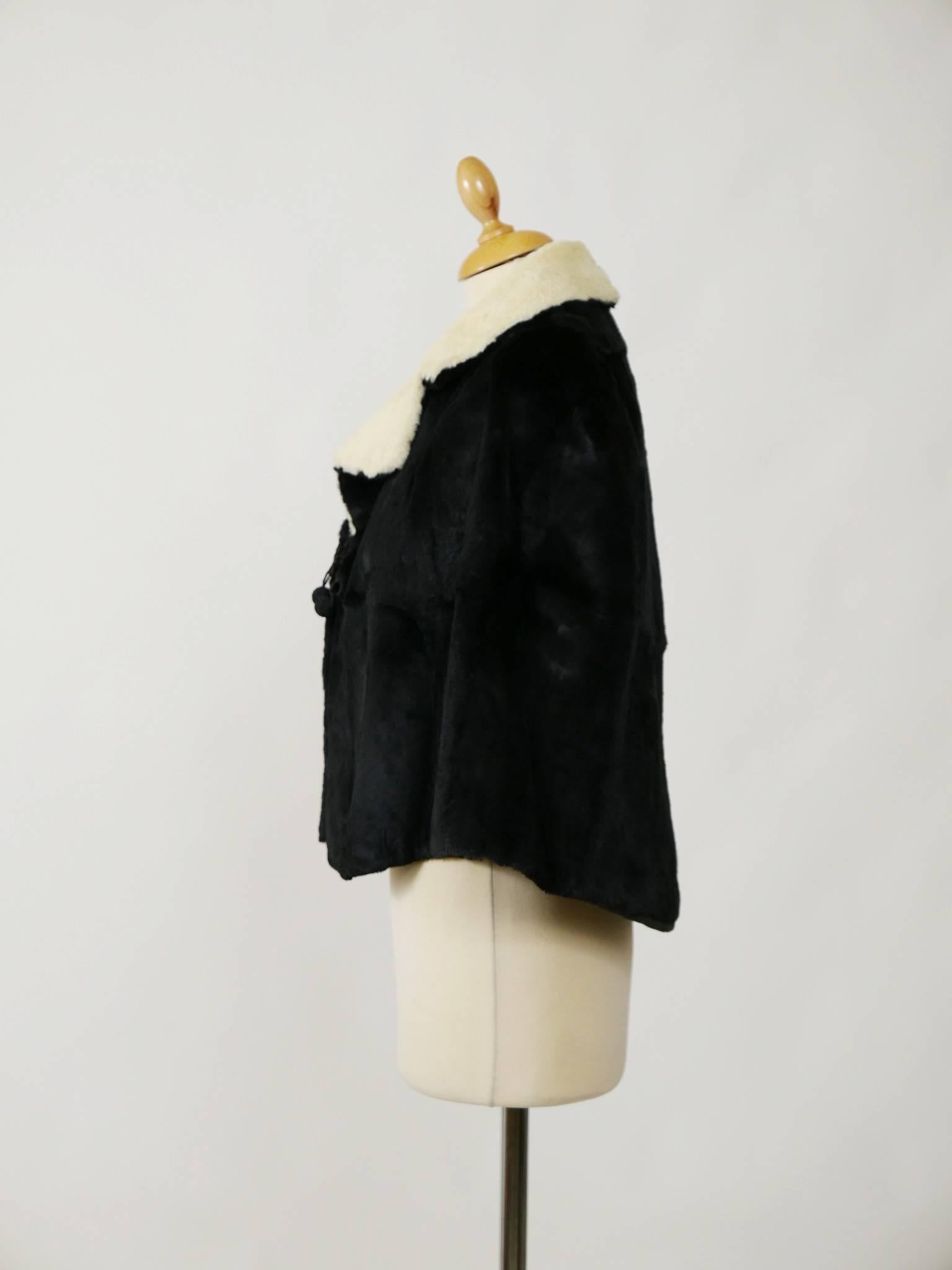 This gorgeous 1940s cape is in a black and white ermine fur. It has faux chain closure and black lining. 

Good vintage condition

Label: KAUFER'S FURRIERS - NEWARK
Fabric: ermine fur
Color: black/white 

Measurement:
Estimated size