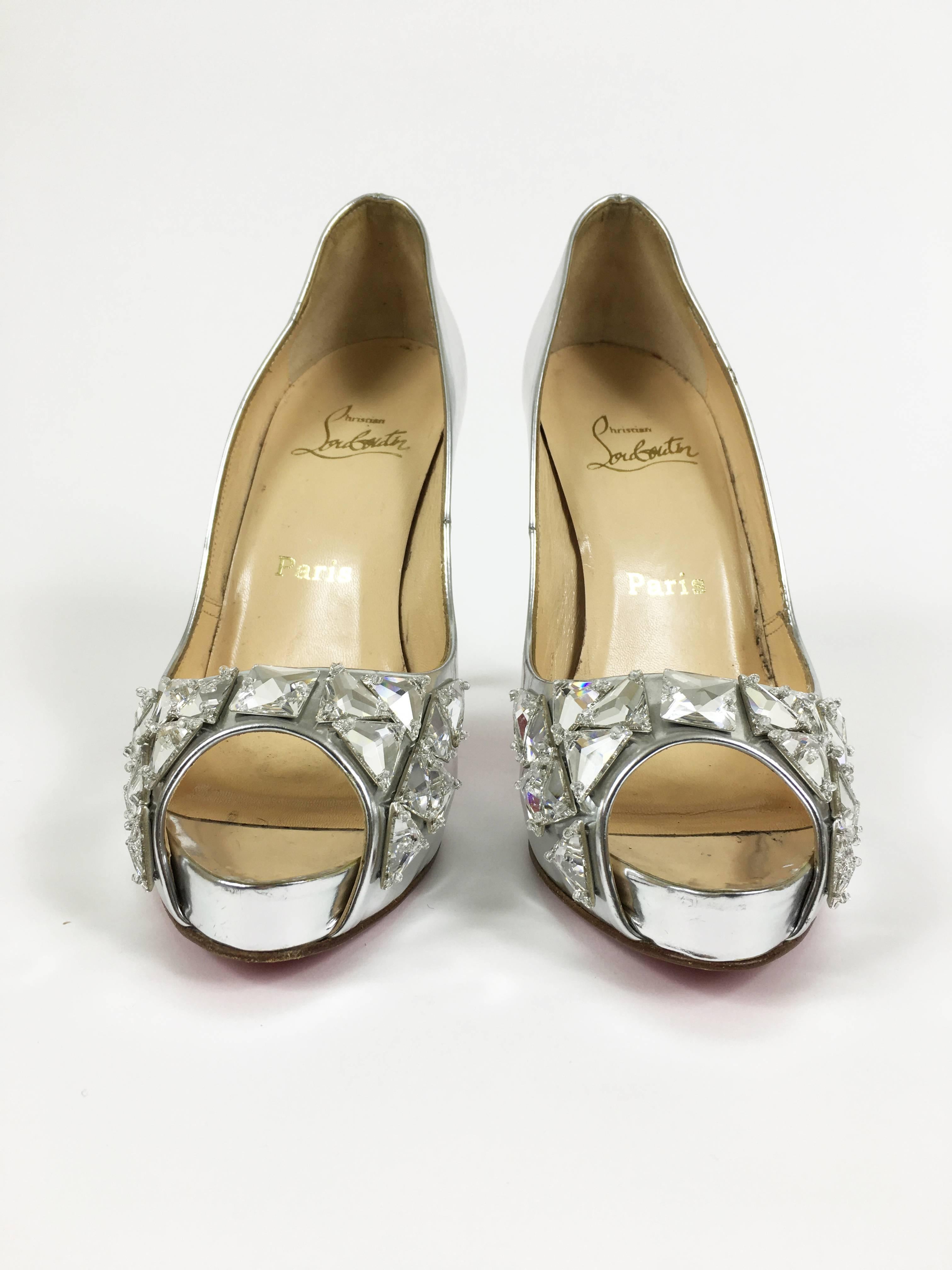 These feminine and authentic Christian Louboutin pumps shoes are in silver leather and covered with large rhinestones.
They have a classic and sophisticated platform, peep toe and high heels.

Very good condition.

Brand: Christian Louboutin