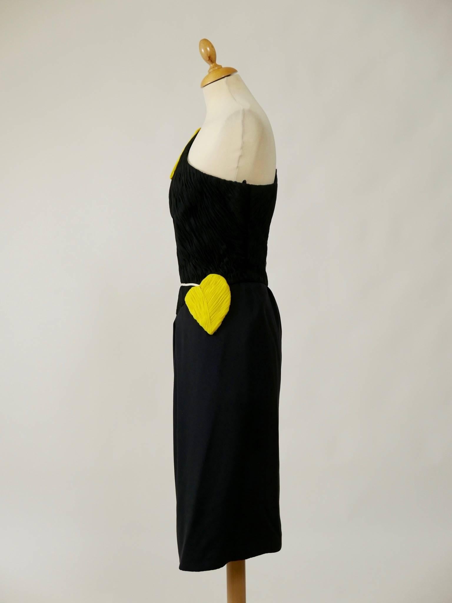 This lovely and sexy Raffaella Curiel one shoulder dress is in a black pleateds organdy silk with yellow leaves details. It has side zip closure and is fully lined.

Very good vintage condition

Label: Raffaella Curiel
Fabric: silk
Color: