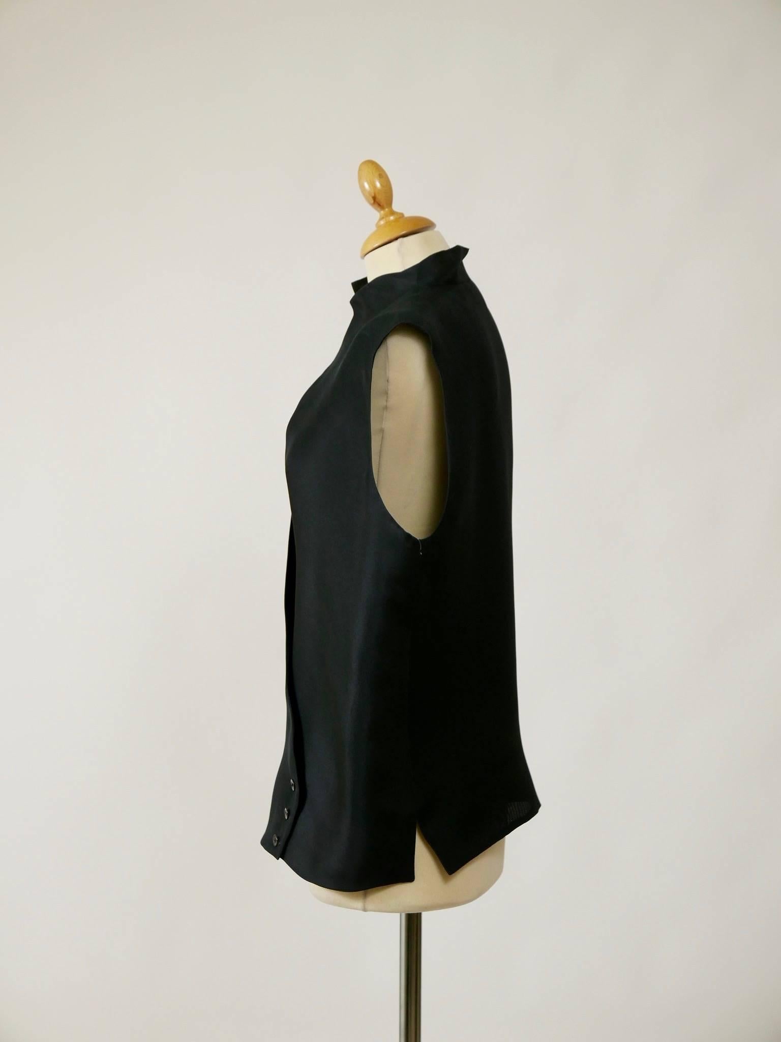 This lovely Gianfranco Ferrè 1990s minimalist vest is in black heavy fabric. It's oversized and has double breasted closure.

Very good vintage condition. 

Label: Gianfranco Ferrè - Made in Italy 
Fabric: nylon
Color: black

Measurement
Estimeted