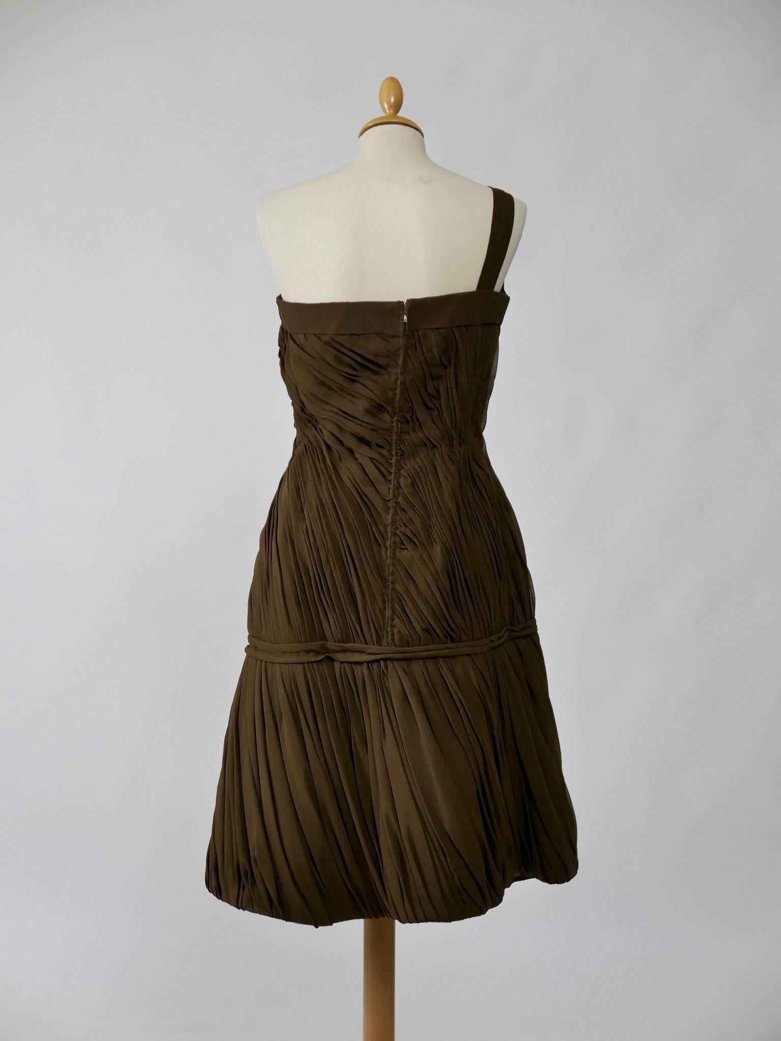 1950s Chocolate Brown Silk Crepe Cocktail Wiggle One Shoulder Dress In Good Condition For Sale In Milan, Italy