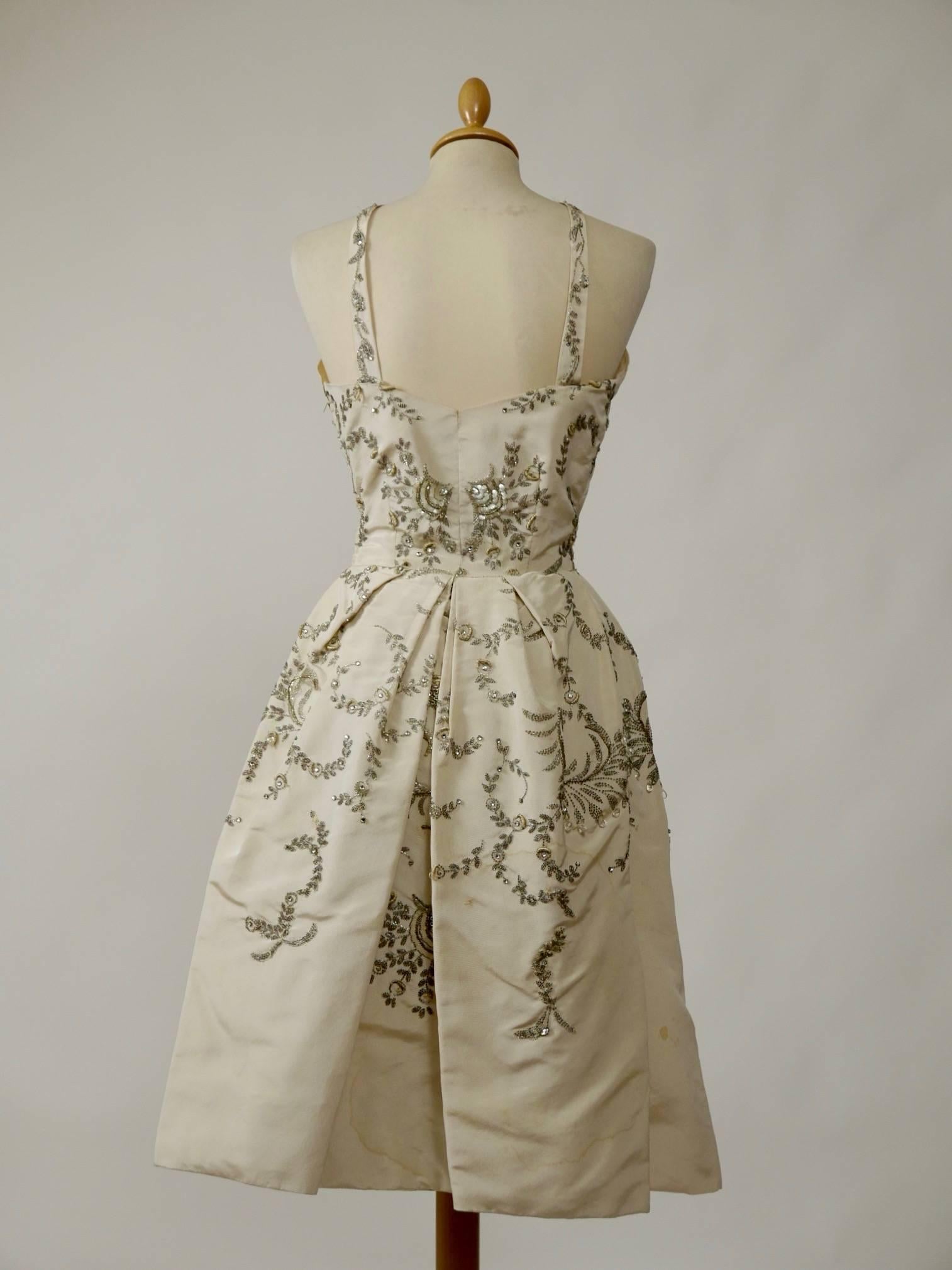 1950s White Ivory Satin Embroidered Cocktail Dress In Good Condition In Milan, Italy