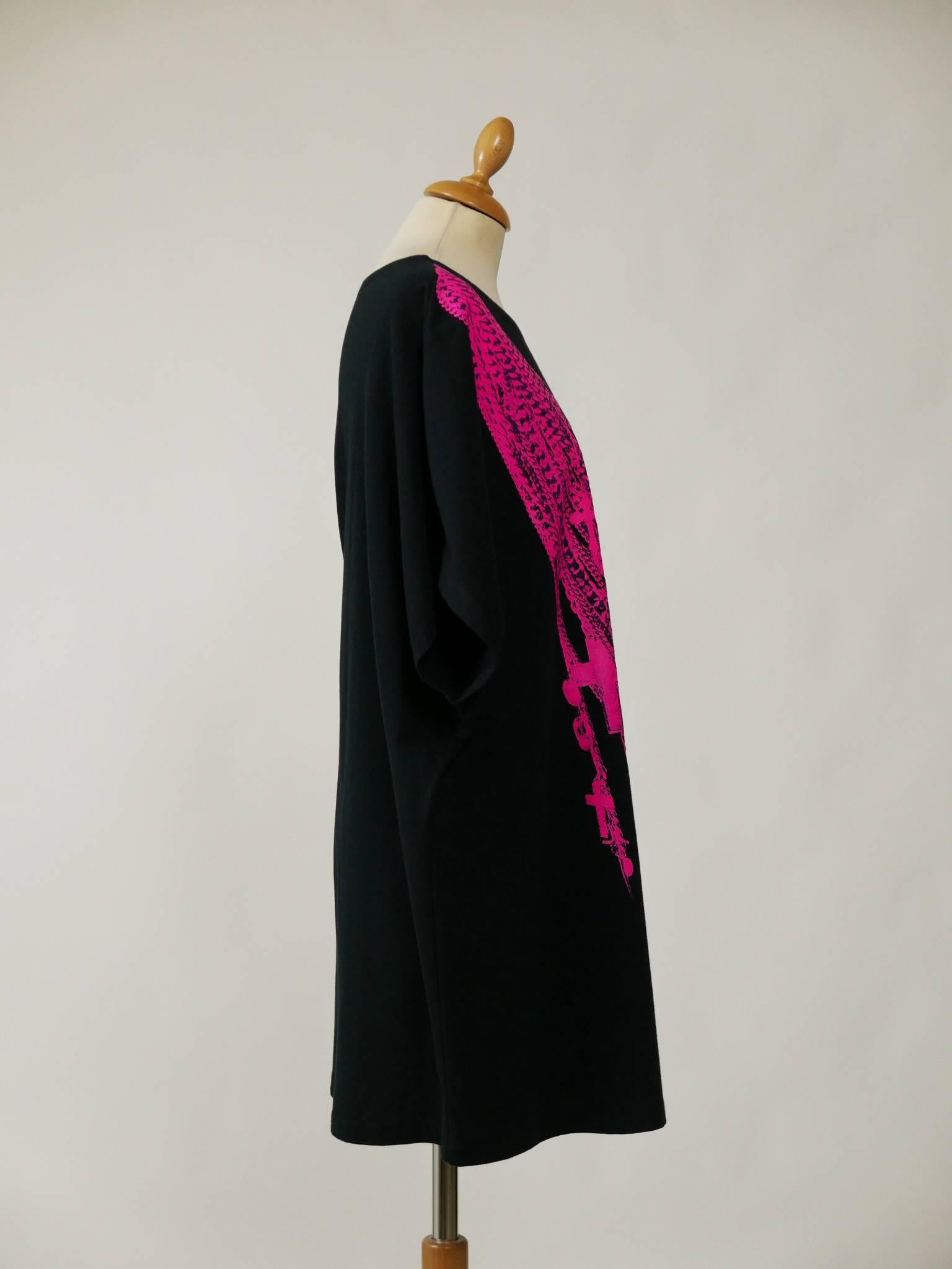 This amazing Givenchy oversize T-shirt is in 100% black cotton with fuchsia chains print. 

Very good condition. 

Label: Givenchy by Riccardo Tisci
Fabric: cotton
Color: black/fuchsia

Measurement:
Label size S
Total length 33 inch