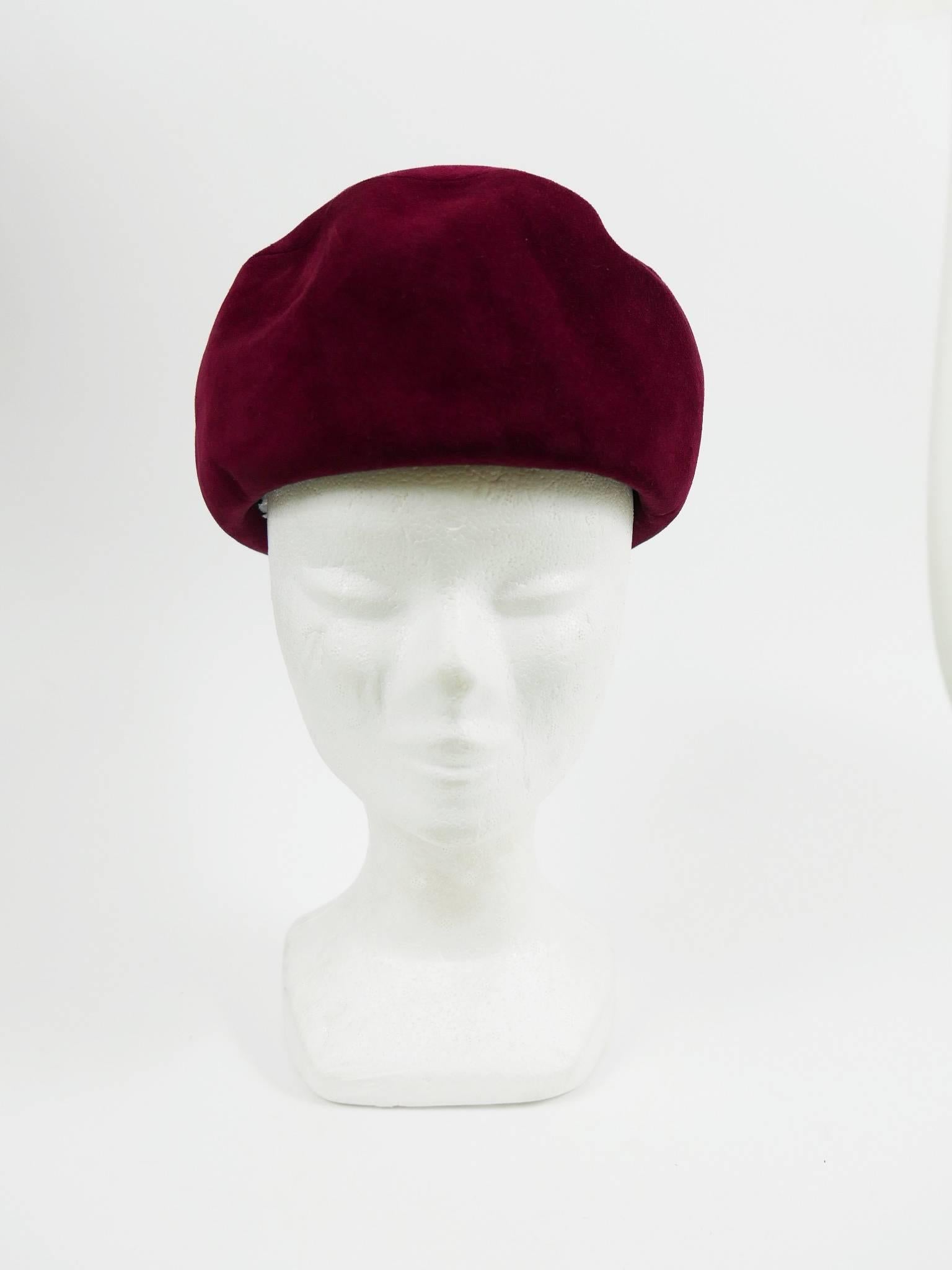 This charming 1960s pill box hat is made of burgundy suede leather and has an lovely tassel.

Good vintage condition

Label: Givenchy Paris
Colour : burgundy

Measurements:
Height  5 inch
Hat diameter 7,50 inch
