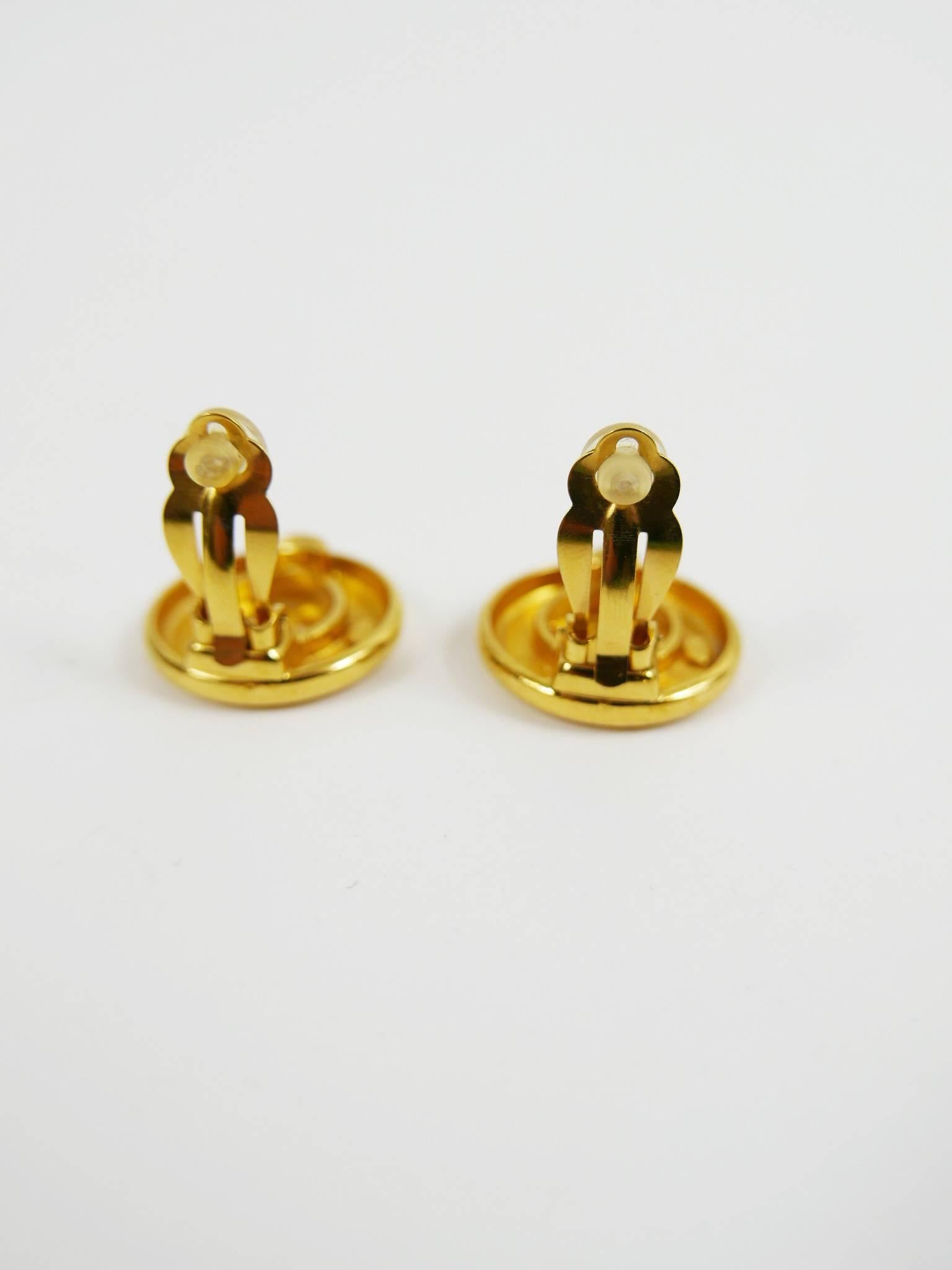 These gorgeous authentic vintage Chanel gold plated CC logo clip-on earrings are the must-have for a Chanel Fashion victim!!
It's included the original box.

Very good vintage condition

Brand: Chanel

Measurements:
Diameter 1 inch