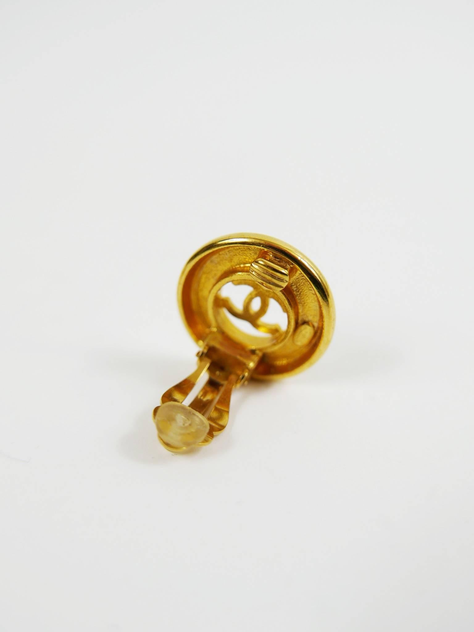 CHANEL Gold Tone CC Logo Clip on Earrings In Excellent Condition In Milan, Italy