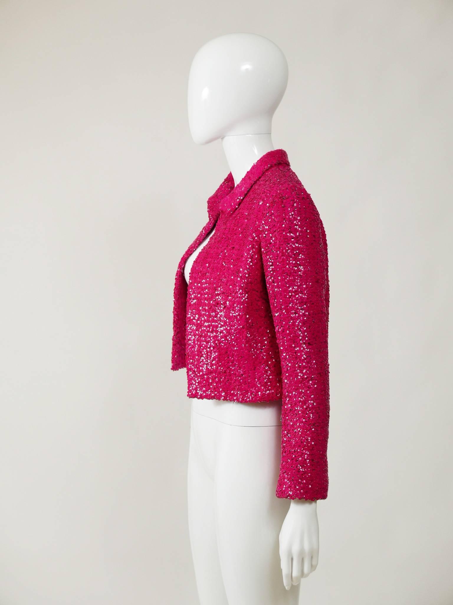 This stunning 1960s Curiel jacket is made with shocking pink sequins fabric. It has long sleeves and is fully satin lined.

Very good vintage condition

Label: Curiel
Fabric: silk
Color: shocking pink

Measurement:
Estimeted size
