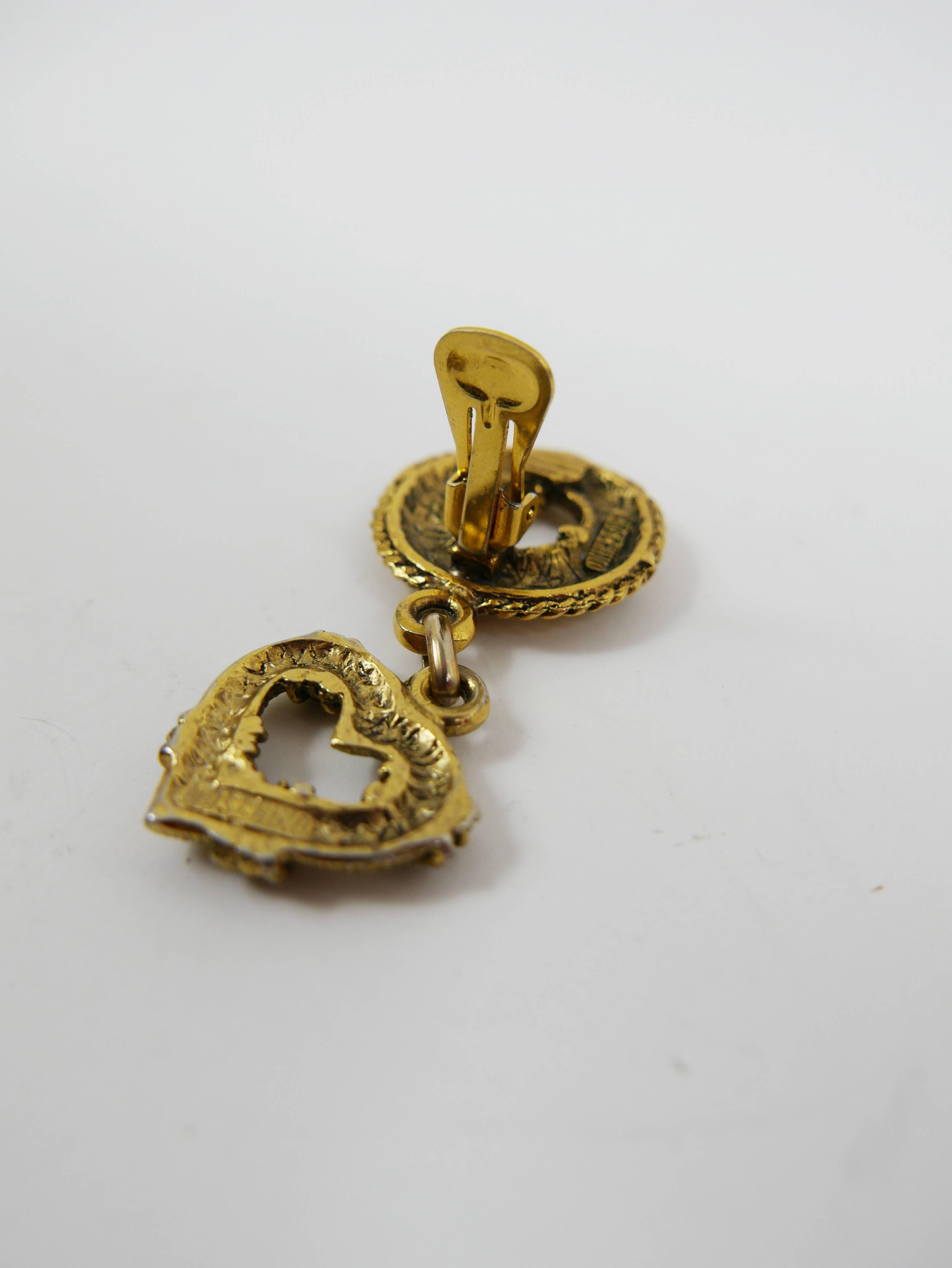 These stunning authentic Moschino clip on earrings has signed pendants in golden metal.

Mint condition

Measurements:
Lenght 2,50 inch
Max width 1 inch
