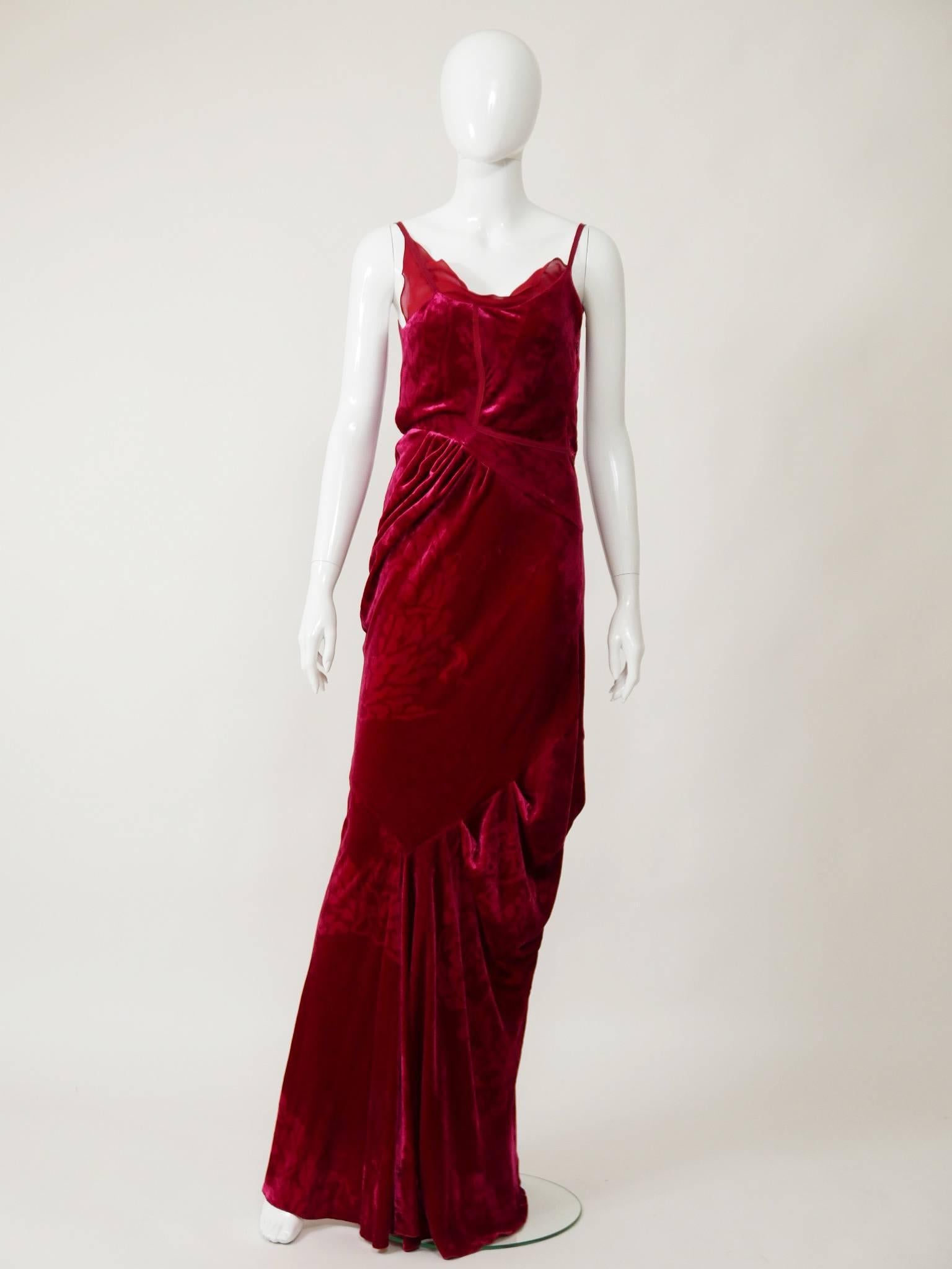This fabulous Christian Dior dress is in red silk brocade velvet fabric. It's from Fall/Winter 2006 Collection

Very good vintage condition. 

Label: Dior  
Fabric: silk
Color: red

Measurement:
Estimeted Size S
Bust 34 inch
Waist 26