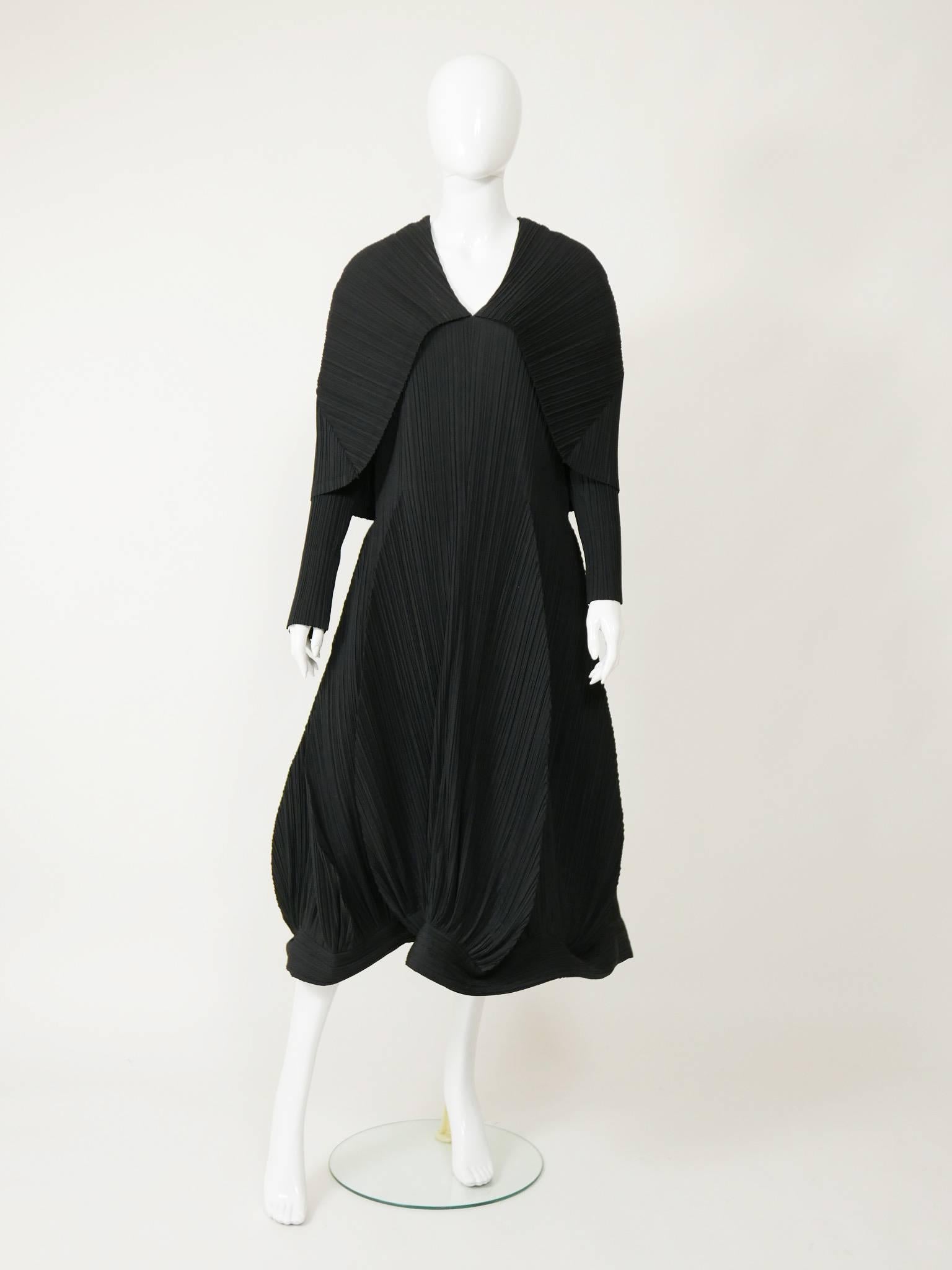 This amazing dress from 1985 collection by Issey Miyake is exposed to The Metropolitan Museum of Art . This is an early example of the reverse pleating technique he developed in the 1980s, and recently featured in the exhibition 