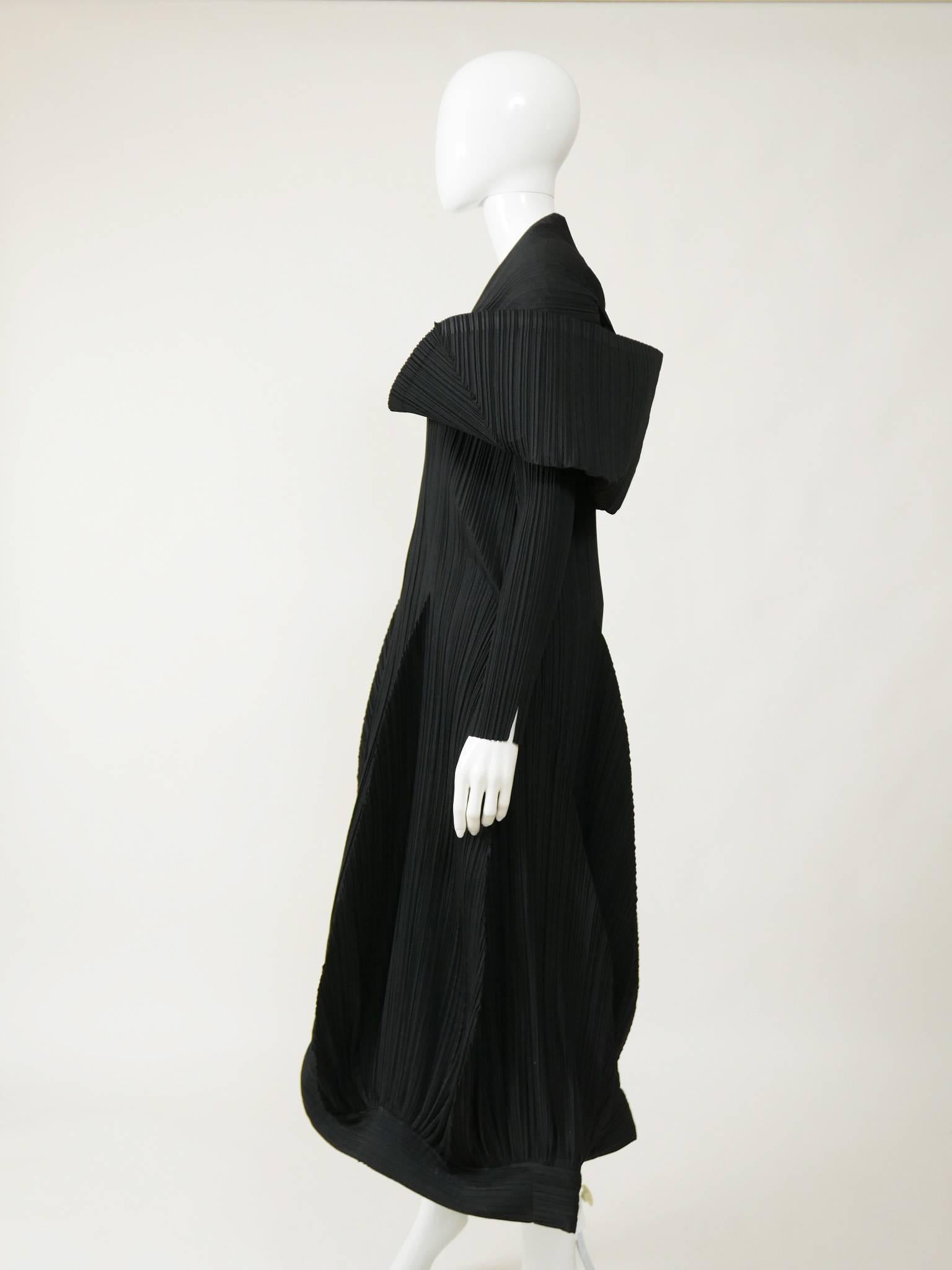 1980s Issey Miyake Black Pleateds Tulip Long Dress In Excellent Condition For Sale In Milan, Italy