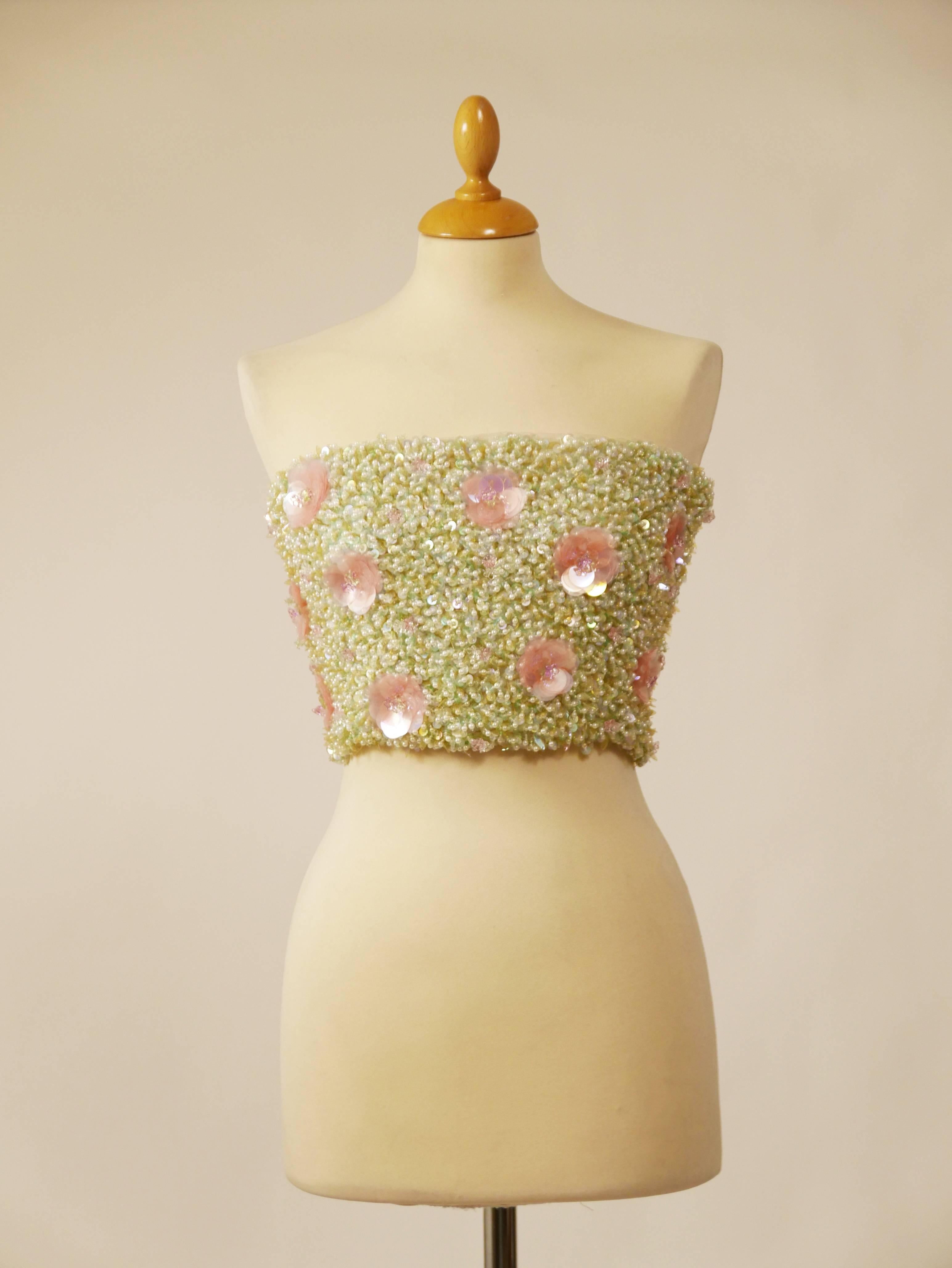 This amazing 1980s Callaghan mini top bustier is in an pink cotton fabric with flowers beadeds and sequins applied. It's elastic at the back. 

Very good vintage condition

Label: Callaghan - Made in Italy
Fabric: silk/cotton/elastan
Colours: