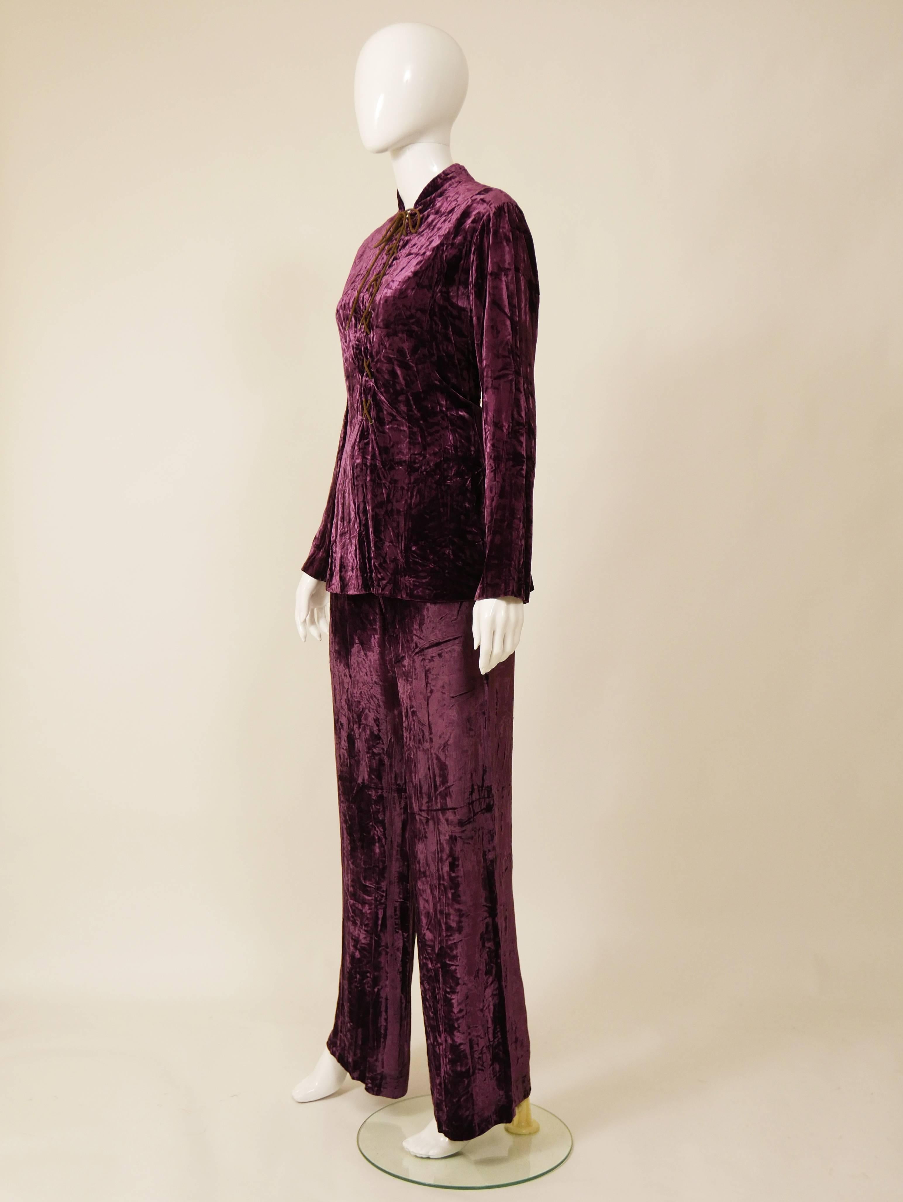 This amazing Saint Laurent 1970s 2 pc set is in a purple velvet silk fabric. The blouse shirt has lace tie closure. The pants has zip and hooks closure. It's fully lined.

Very good vintage condition 

Label: Saint Laurent Rive Gauche
Fabric: