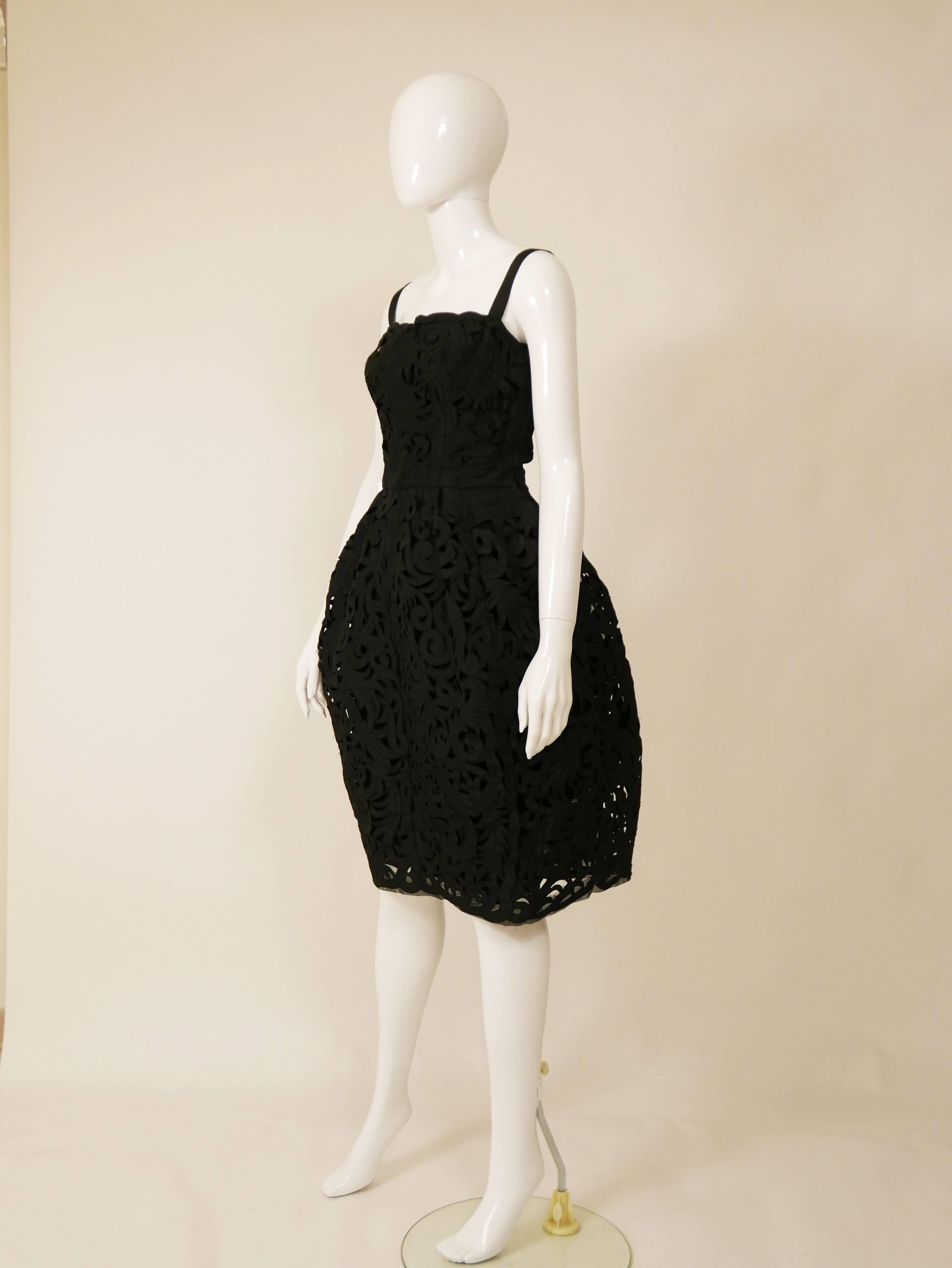 This glamorous and sexy 1950s italian tailor Germana Marucelli cocktail dress is in fabulous black fabric with amazing embroidered details. The skirt has a tulle reinforcement to make it rigid. It's fully lined and has double side zip