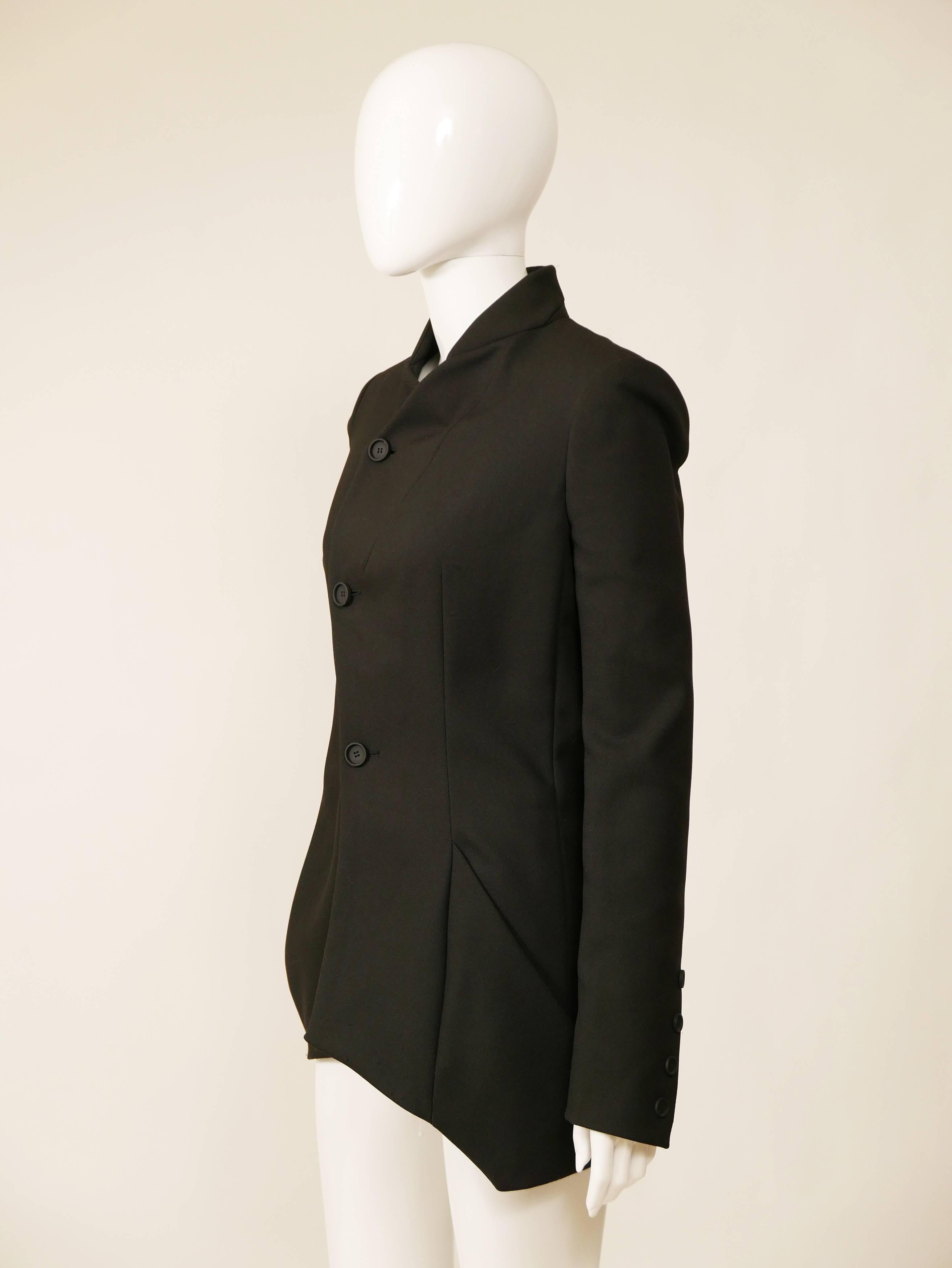 This amazing blazer jacket is in a black pique fabric. It has asymmetric line, buttons closure and is fully lined with black satin. 

Measurement:
Label size 40 Italian
Estimeted size S/M
Shoulder 15 inch
Bust 34 inch
Sleeve 26 inch
Total