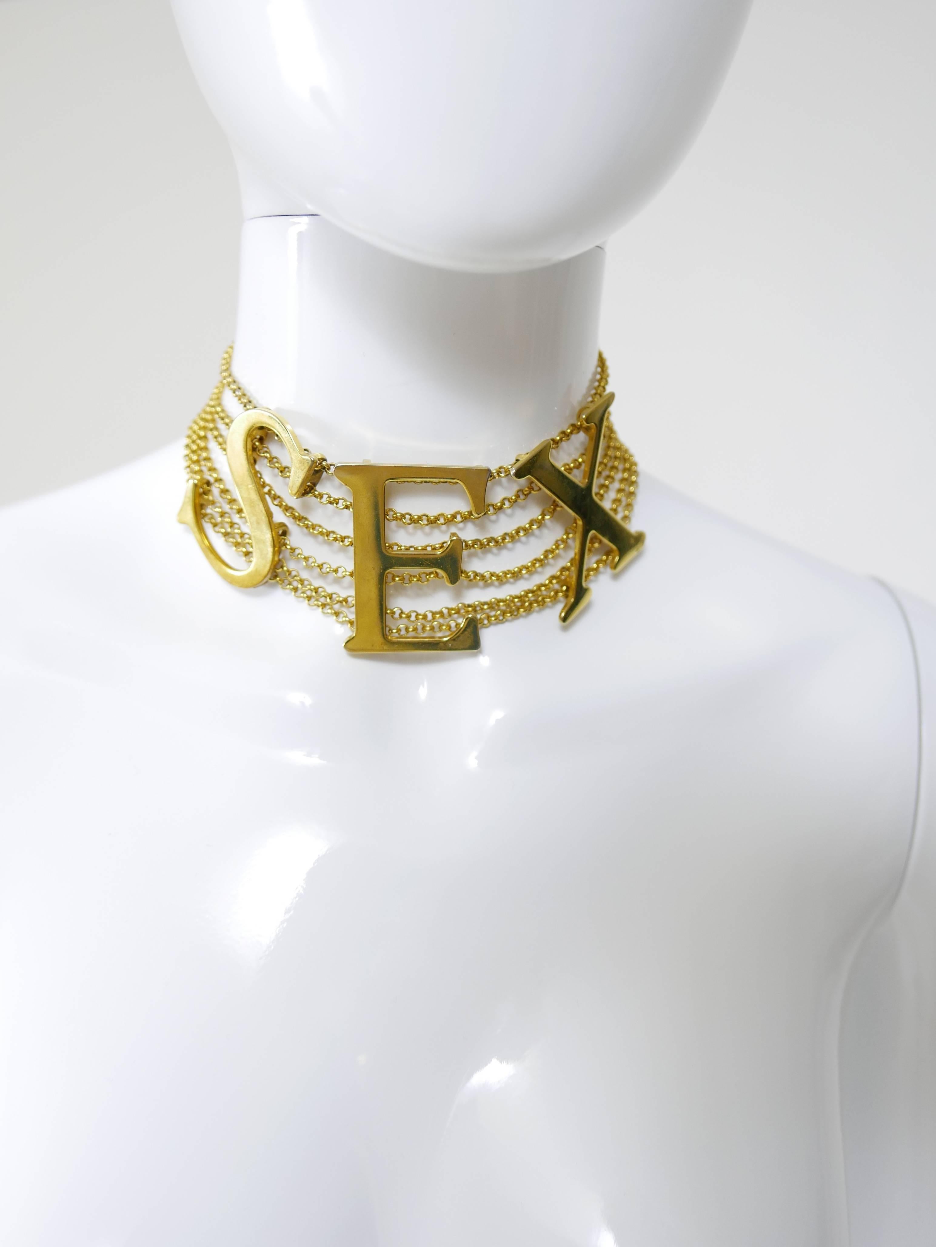 This stunning iconic Dolce & Gabbana golden brass choker has chains, S.E.X. letters and lobster claw closure.

Good vintage condition

Measurements:
Height 2 inch
Length 15 inch
Code: M1700036/040