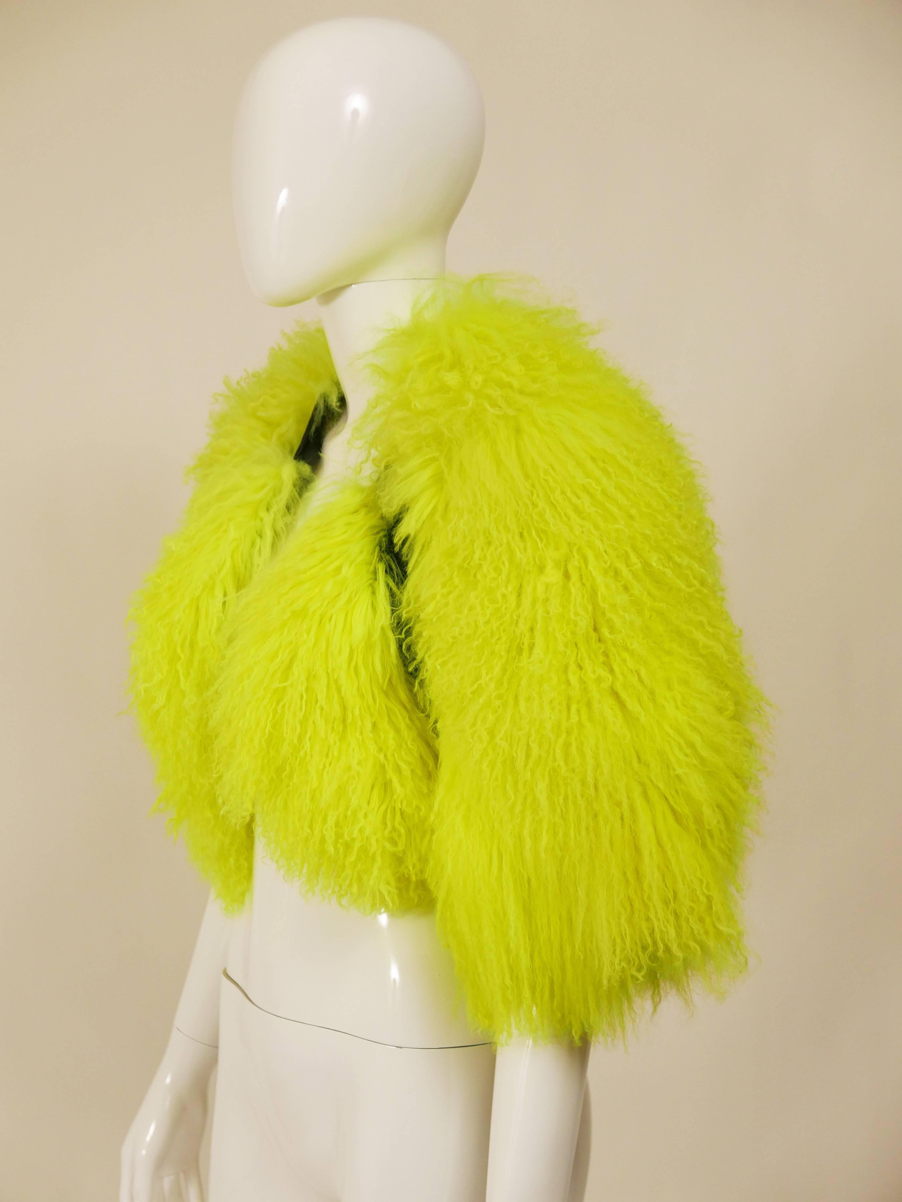 This lovely Krizia bolero jacket is in a yellow goat skin long hair . It has short sleeves and black inside.

New condition with tag

Label: Krizia Top _ Made in Italy
Fabric: goat skin long hair 
Color: yellow

Measurement:
Label size 40
Estimeted