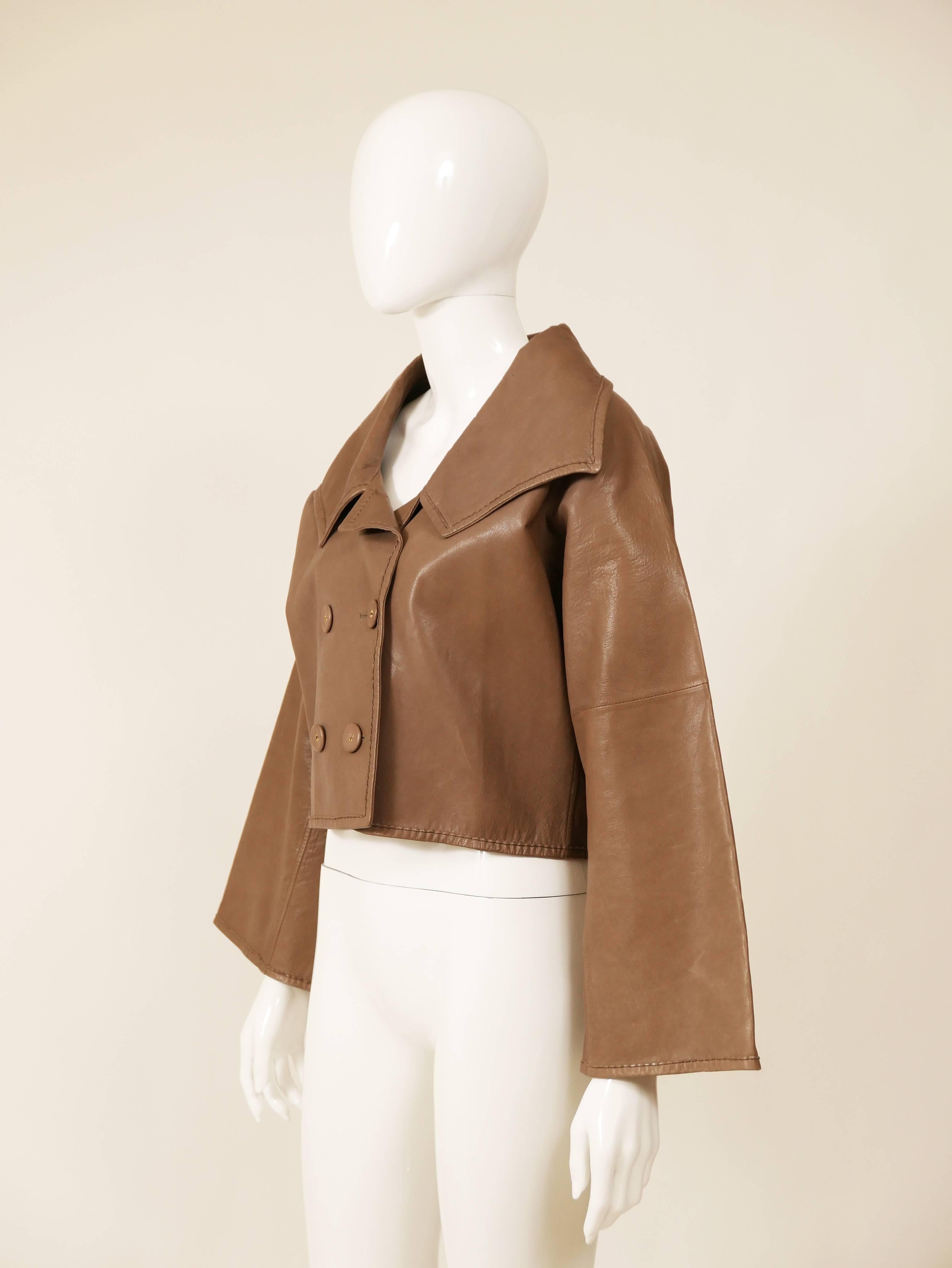 This lovely Bottega Veneta jacket is in a brown dubbed skin with silk. It has double breasted buttons closure and large collar.

very good condition

Label: Bottega Veneta - Made in Italy
Fabric: leather/silk
Color: cafe au lait brown
Code: