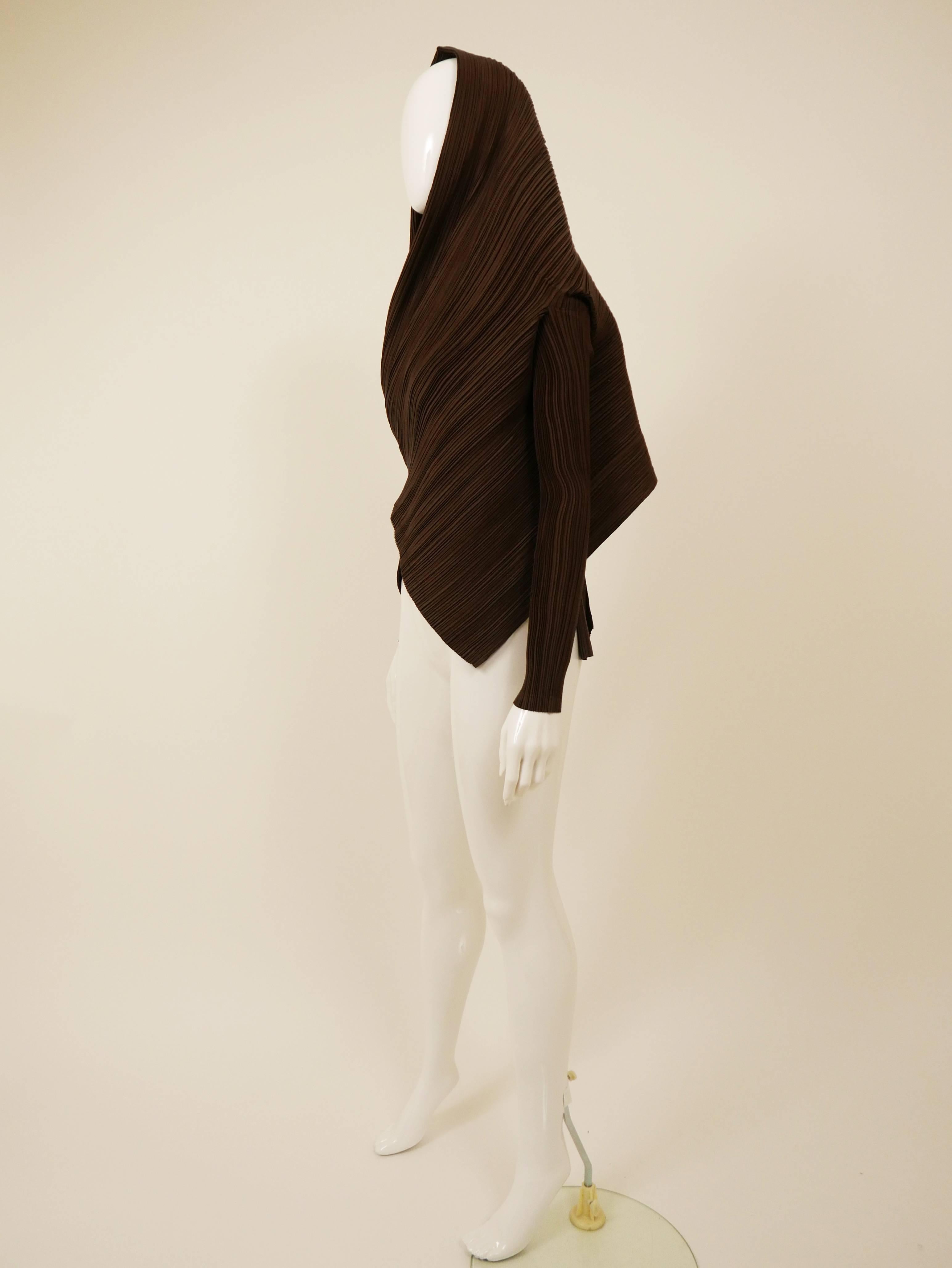 This amazing Issey Miyake blouse is a typical example of the reverse pleating technique he developed in the 1980s.

Good vintage condition

Label: Issey Miyake
Fabric: polyester
Color: brown
Code: B1603240

Measurement
Estimeted Size S/M

