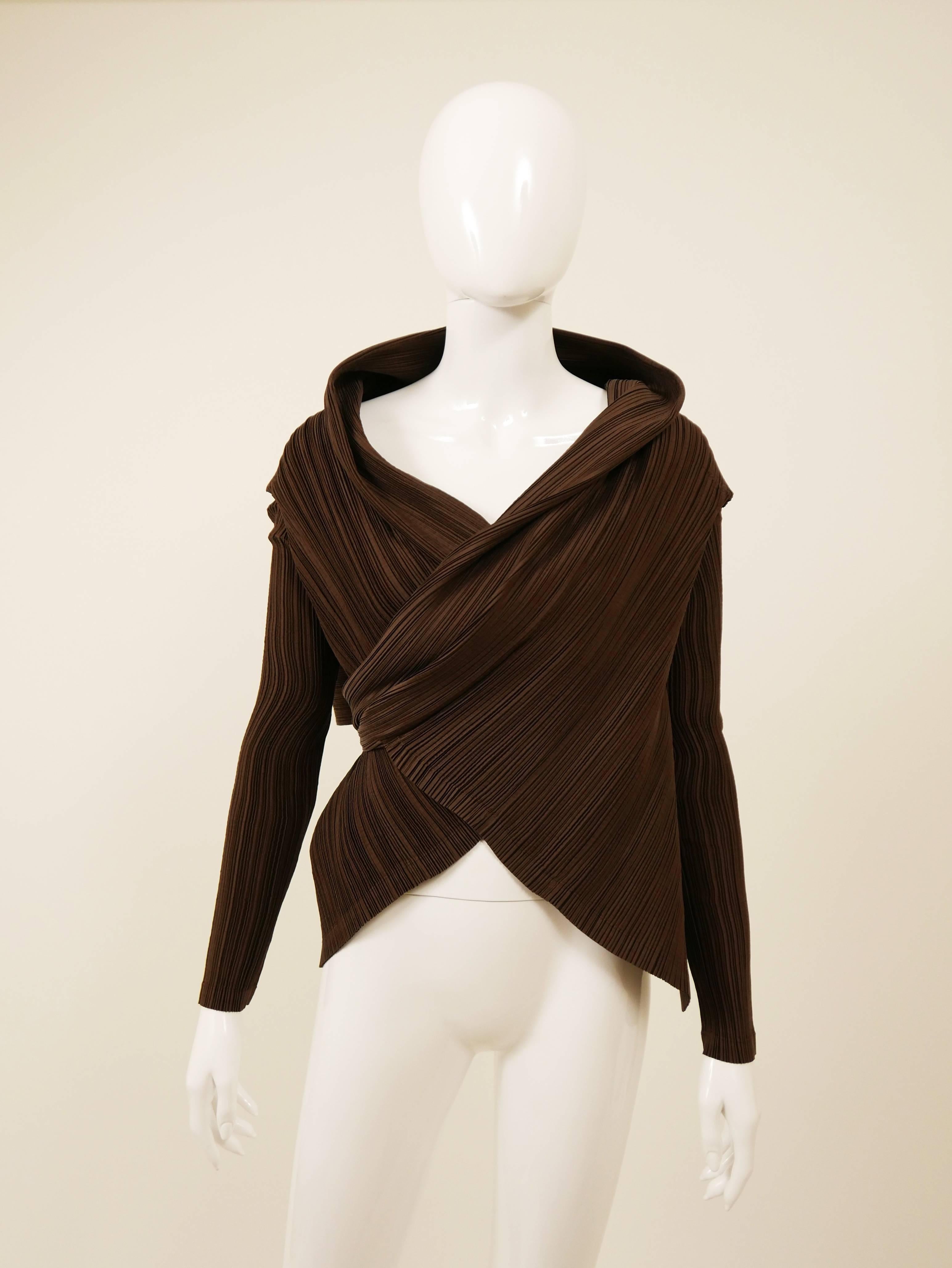 1980s ISSEY MIYAKE Brown Sash Collar Pleateds Blouse Jacket In Good Condition In Milan, Italy