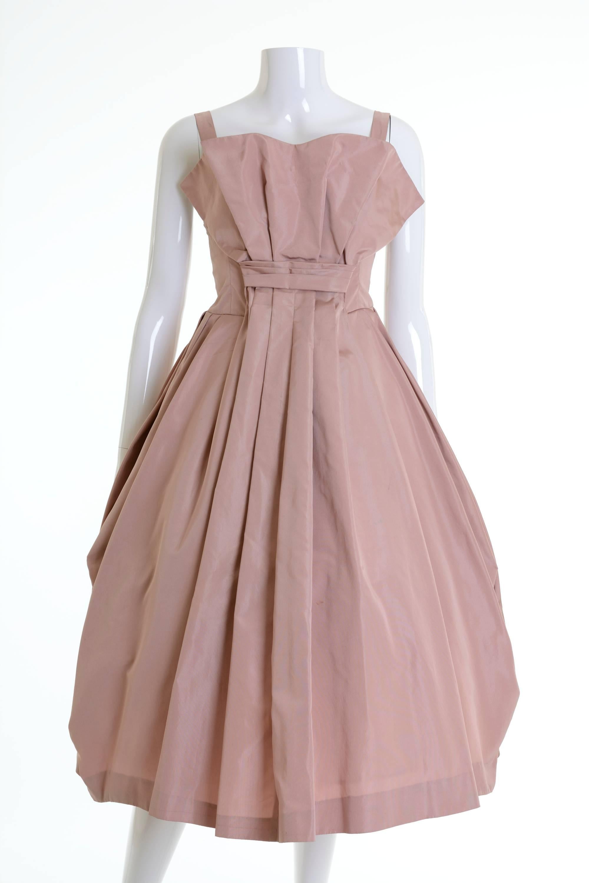 This amazing 1950s cocktail dress is in a powder pink silk taffeta fabric. It has full pleateds circle skirt and back zip closure.
The petticoat is not included.

Very good vintage condition
 
Label: N/A
Fabric: silk taffeta
Color: powder