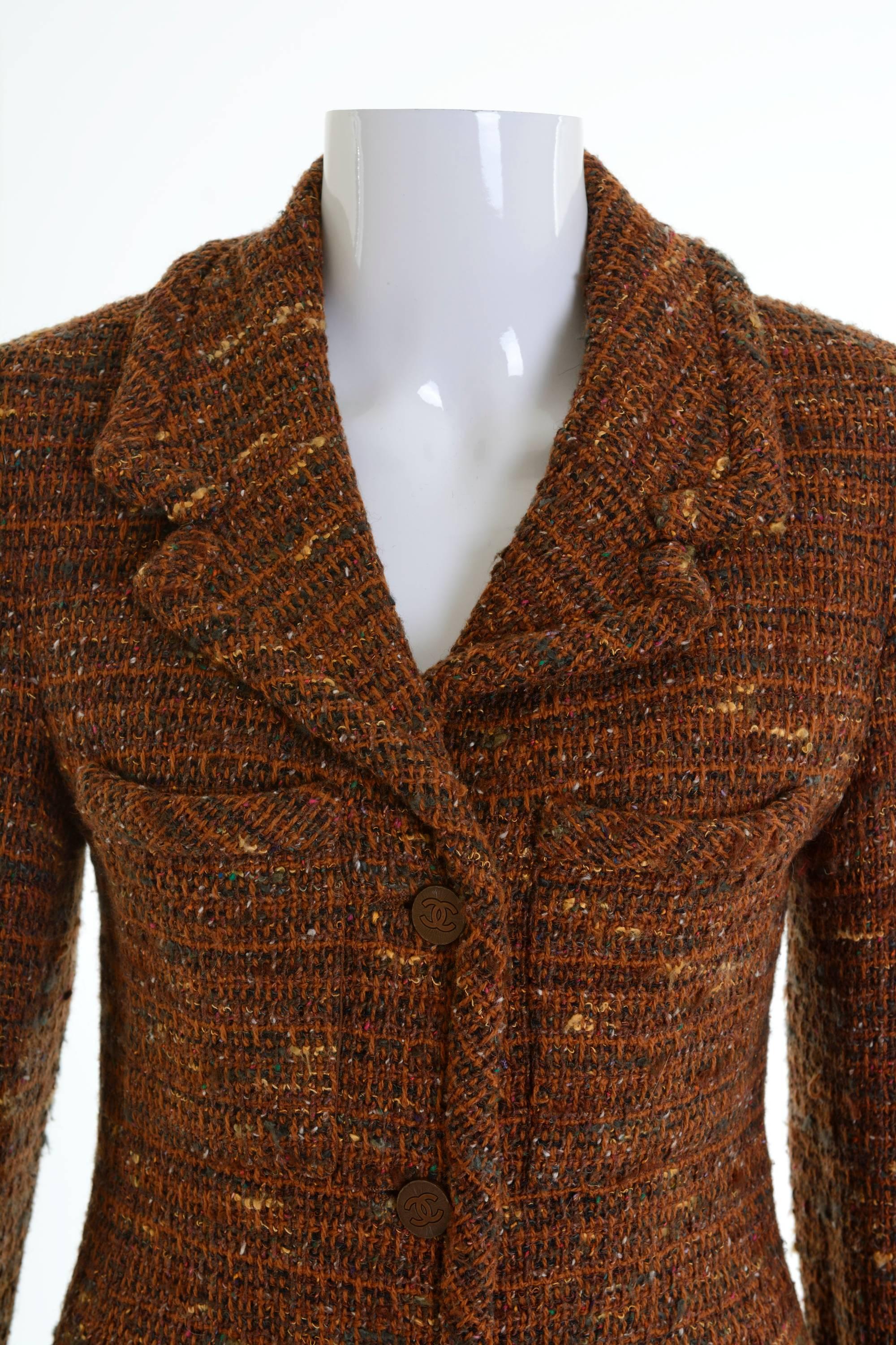 1990s CHANEL Brown Boucle Suit Dress In Good Condition For Sale In Milan, Italy
