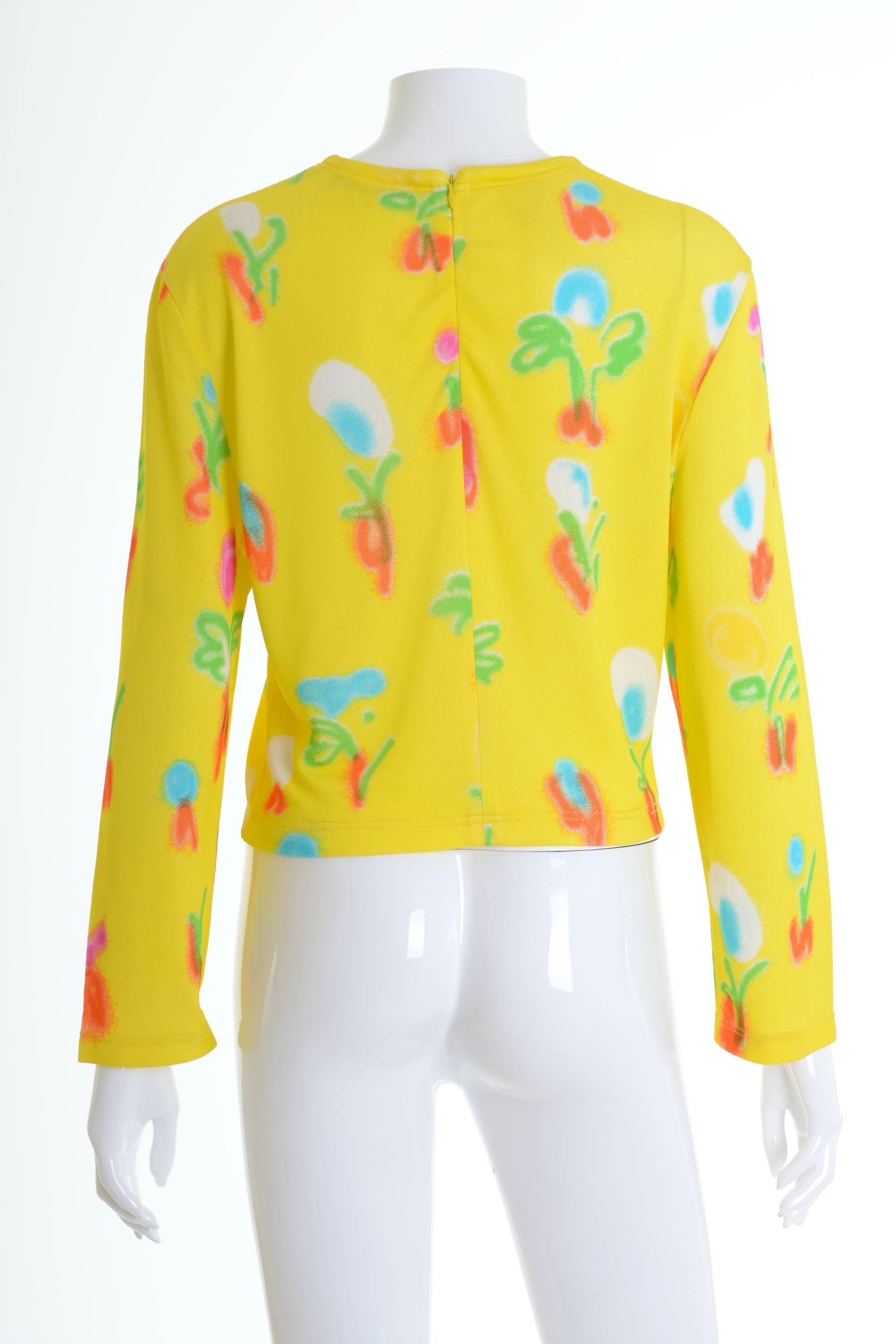 This amazing GIANNI VERSACE Couture blouse shirt from 1996 collection is n a printed polyester fabric. It has v-neckline, long sleeves and a back zip closure.

Very good vintage condition

Label: Gianni Versace Couture
Fabric: polyester 
Colour: