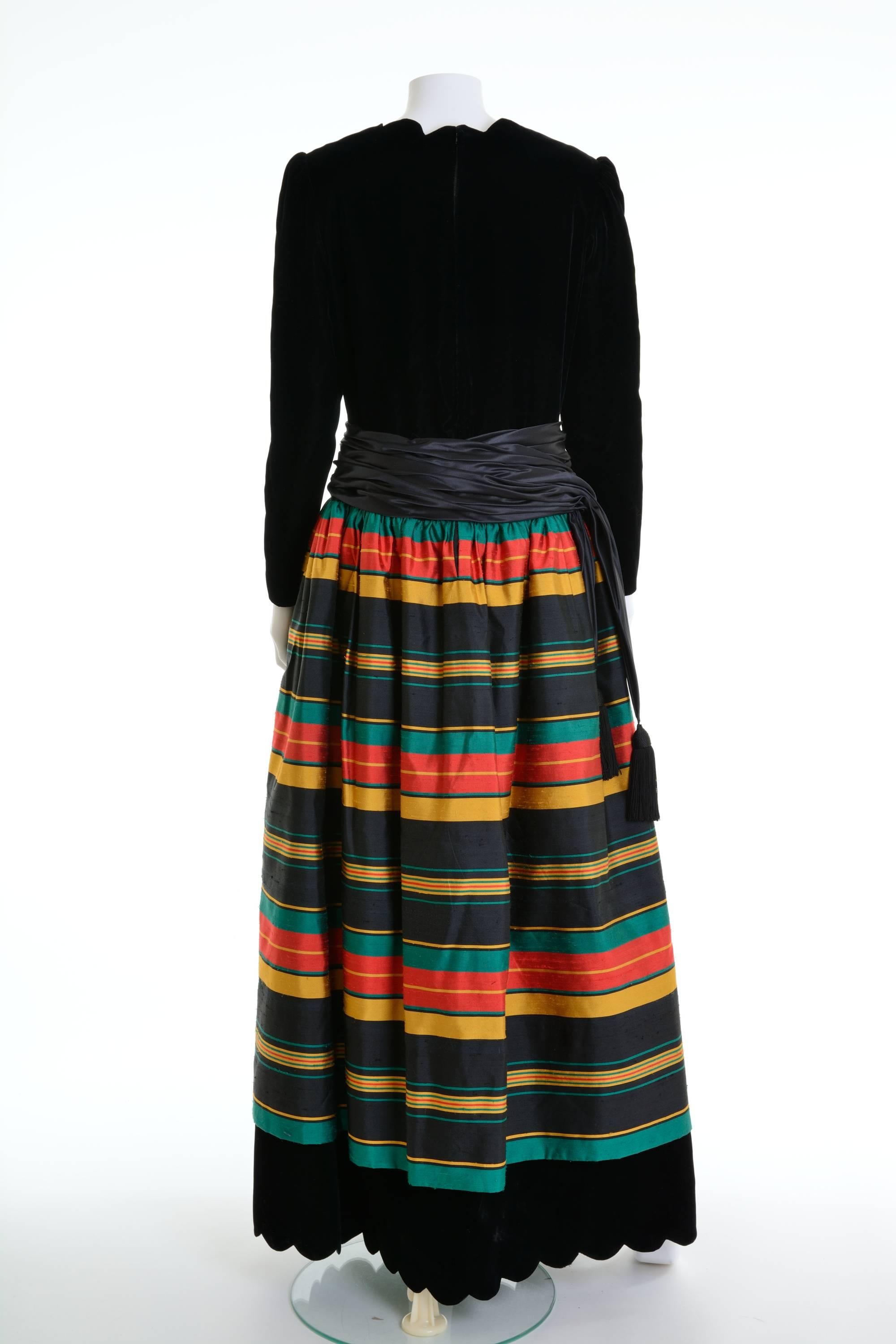 This fabulous 1980s long dress is in black velvet silk and colorful striped print shantung silk fabric. It has back zip closure and satin waistband.

Very good vintage condition

Label: ROSSANA MASSETI - Firenze
Fabric: silk
Color: