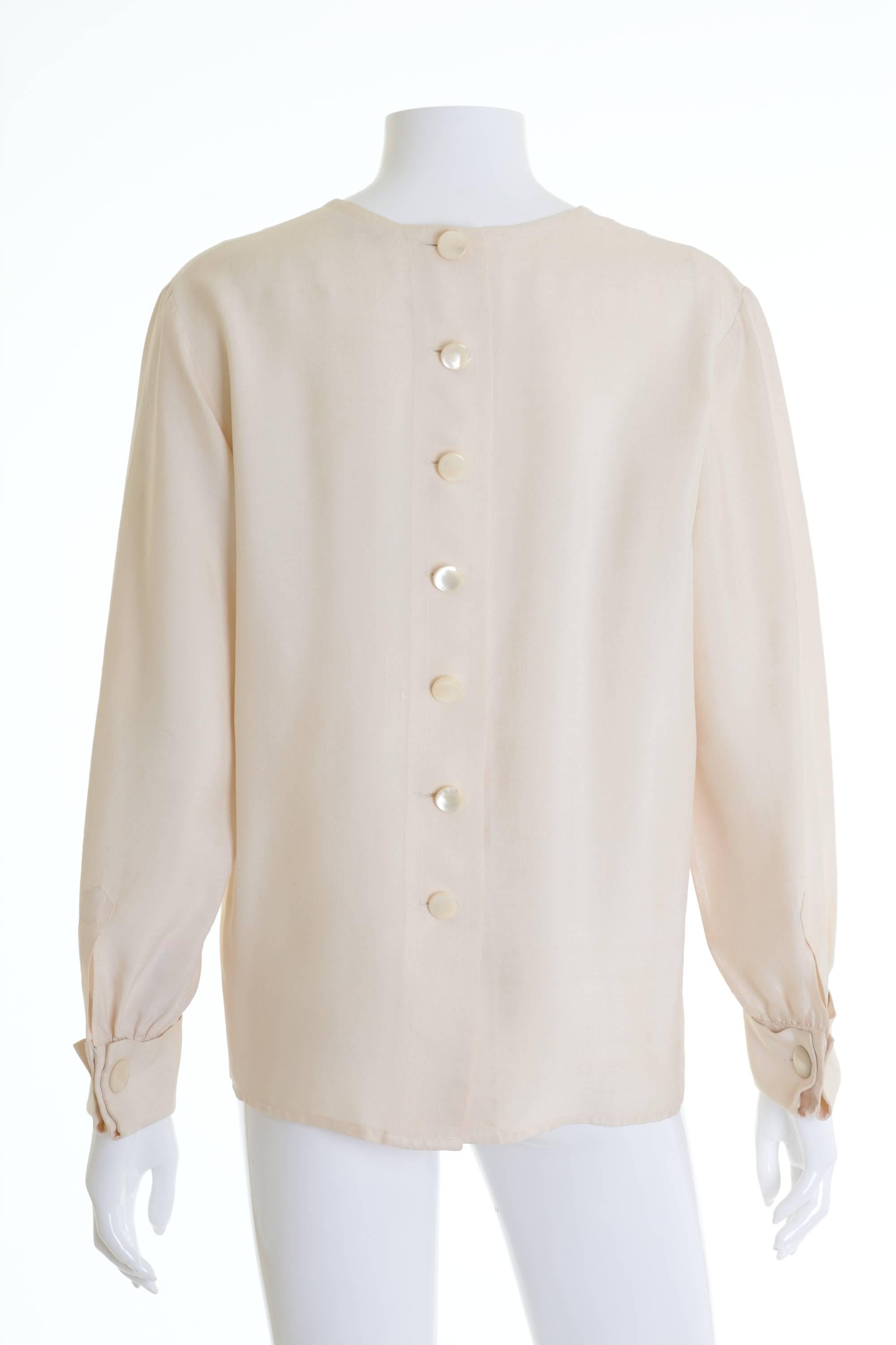 This SAINT LAURENT Rive Gauche 1980s blouse shirt is in a white shantung silk fabric with nacre buttons on the back. It has nacre cufflinks and long sleeves. 

Very good vintage condition

Label: Saint Laurent Rive Gauche (made in France)
Fabric: