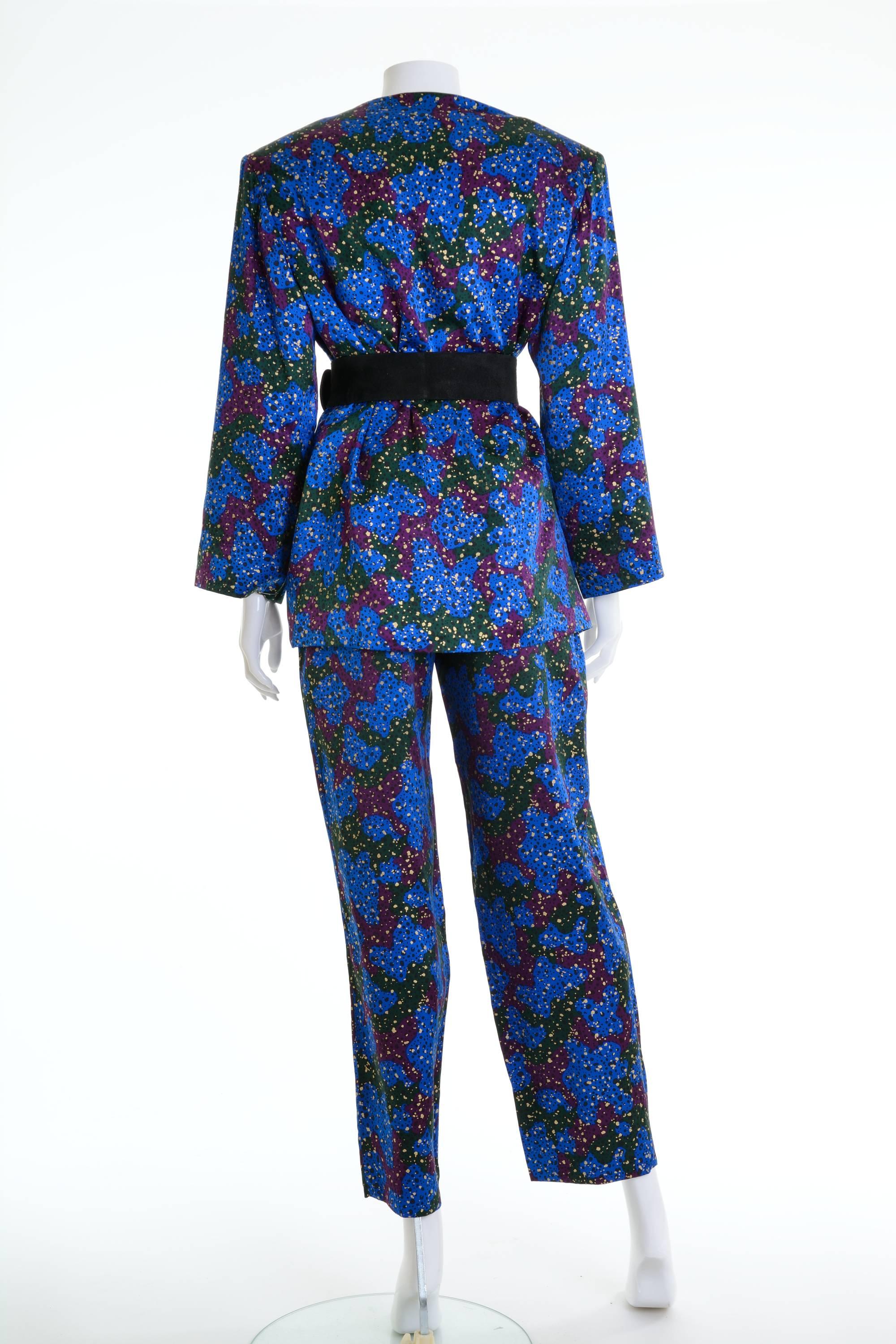 This gorgeous 1980s SAINT LAURENT Rive Gauche pants suit is in a silk fabric with spotted print. The jacket has long sleeves, padded shoulders and a straight cut. The pants has two pockets and a side zip closure. 
It has a lot of fabric in the hem