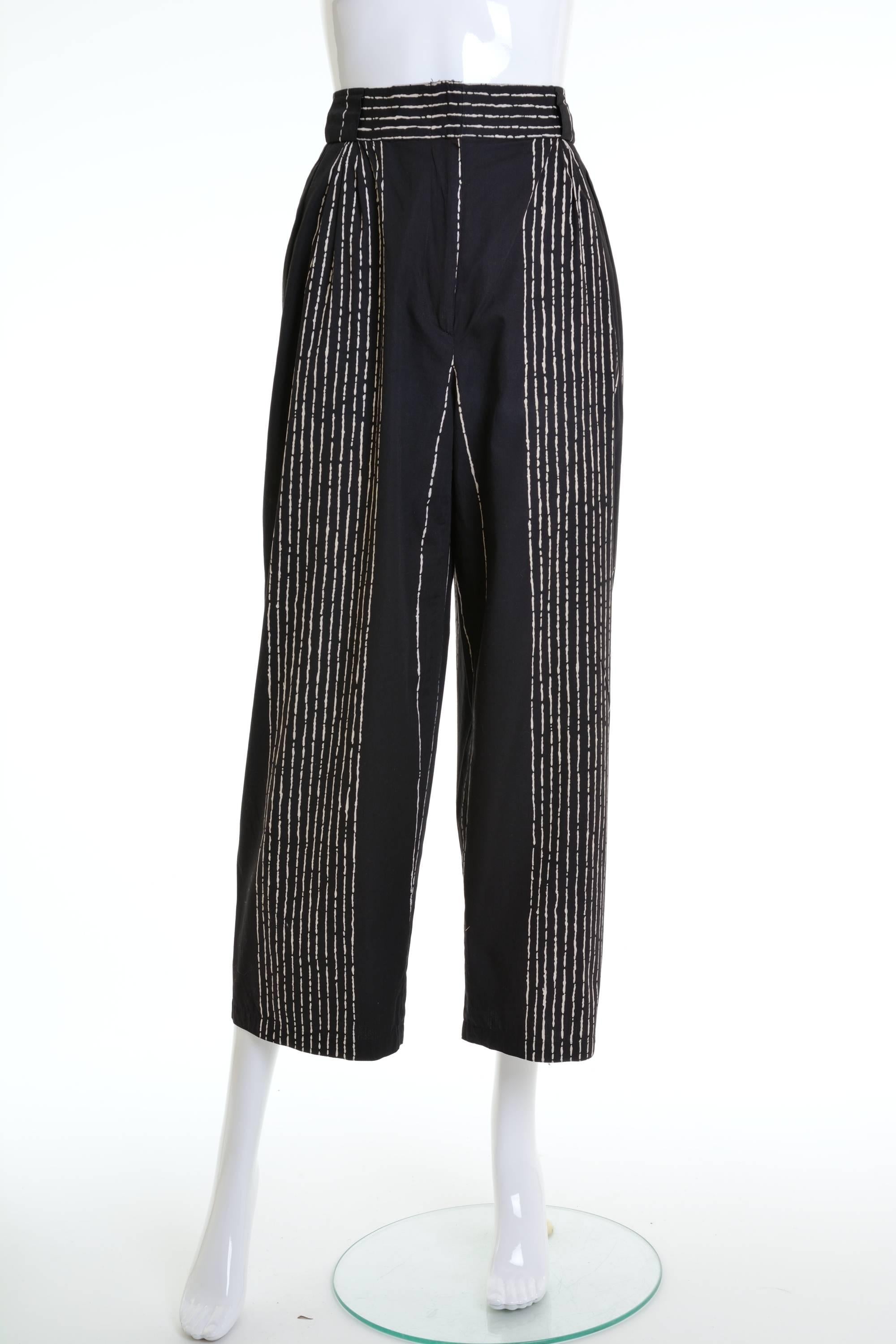 These fabulous 1980s Gianni Versace pants are in black striped cotton fabric. They have high waist, two side pockets, belt loops and frontal zip closure. 

Very good vintage condition

Label: Gianni Versace - Made in Italy
Fabric: cotton
Color:
