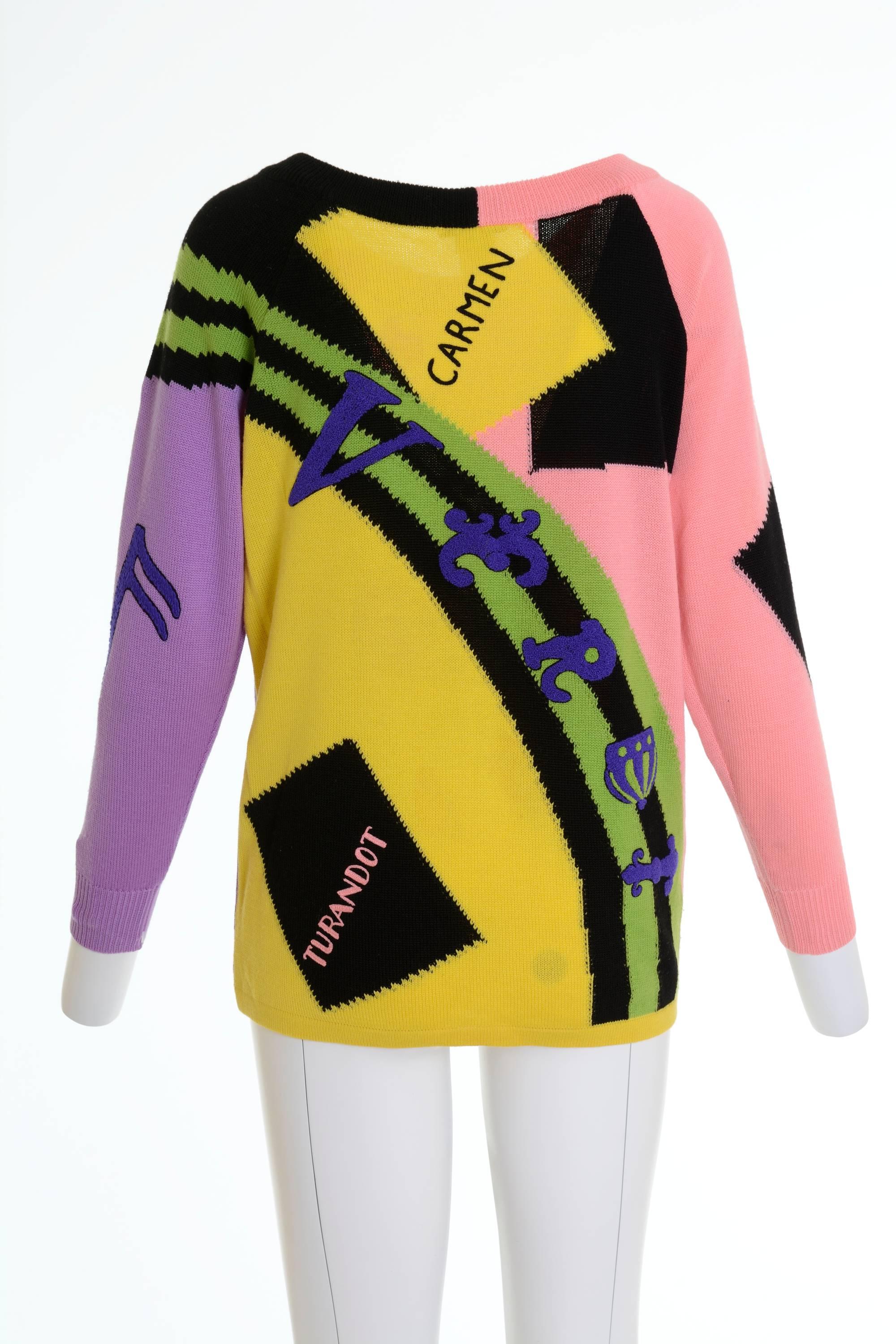 This amazing Gianni Versace sweater pullover is in knitted wool with embroidered Opera Theme print. It has long raglan sleeves and oversize line.

Very good vintage condition. 

Label: Gianni Versace - Made in Italy 
Fabric: wool
Color: