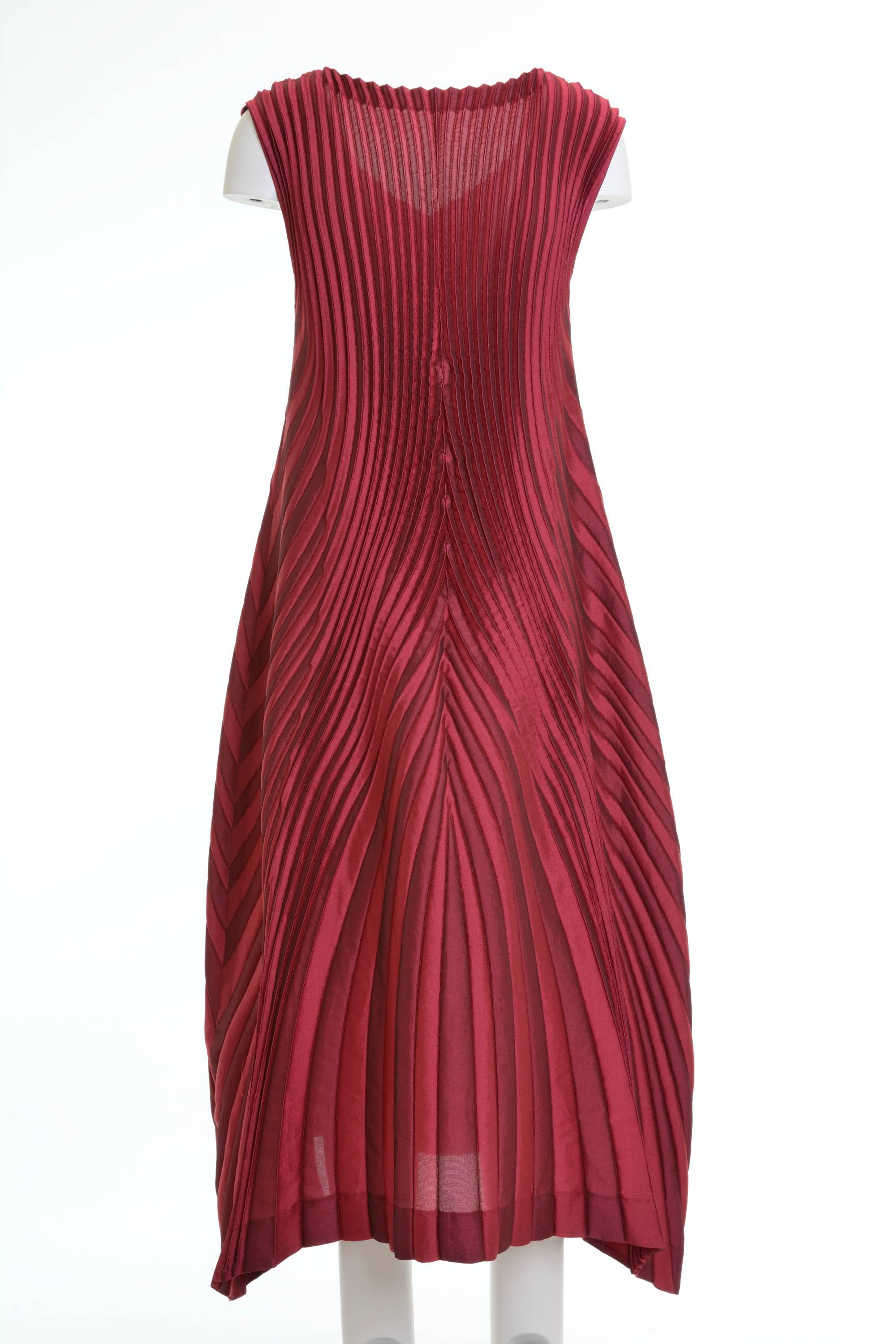 Issey Miyake sleeveless A-line dress, pleated fabric, V-Line neck, the dress is longer on the sides, made in Japan.

Excellent Condition 

Label: Issey Miyake
Colour: bordeaux/pink
Fabric: Polyester/Triacetate/Polyurethane

Measurements:
label size: