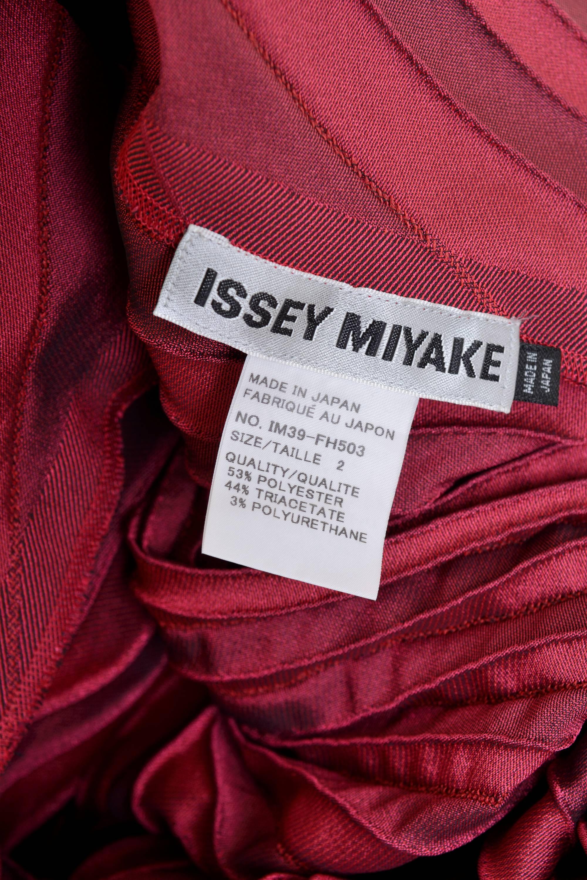 Issey Miyake Burgundy Pleateds Sleeveless Dress In Excellent Condition In Milan, Italy