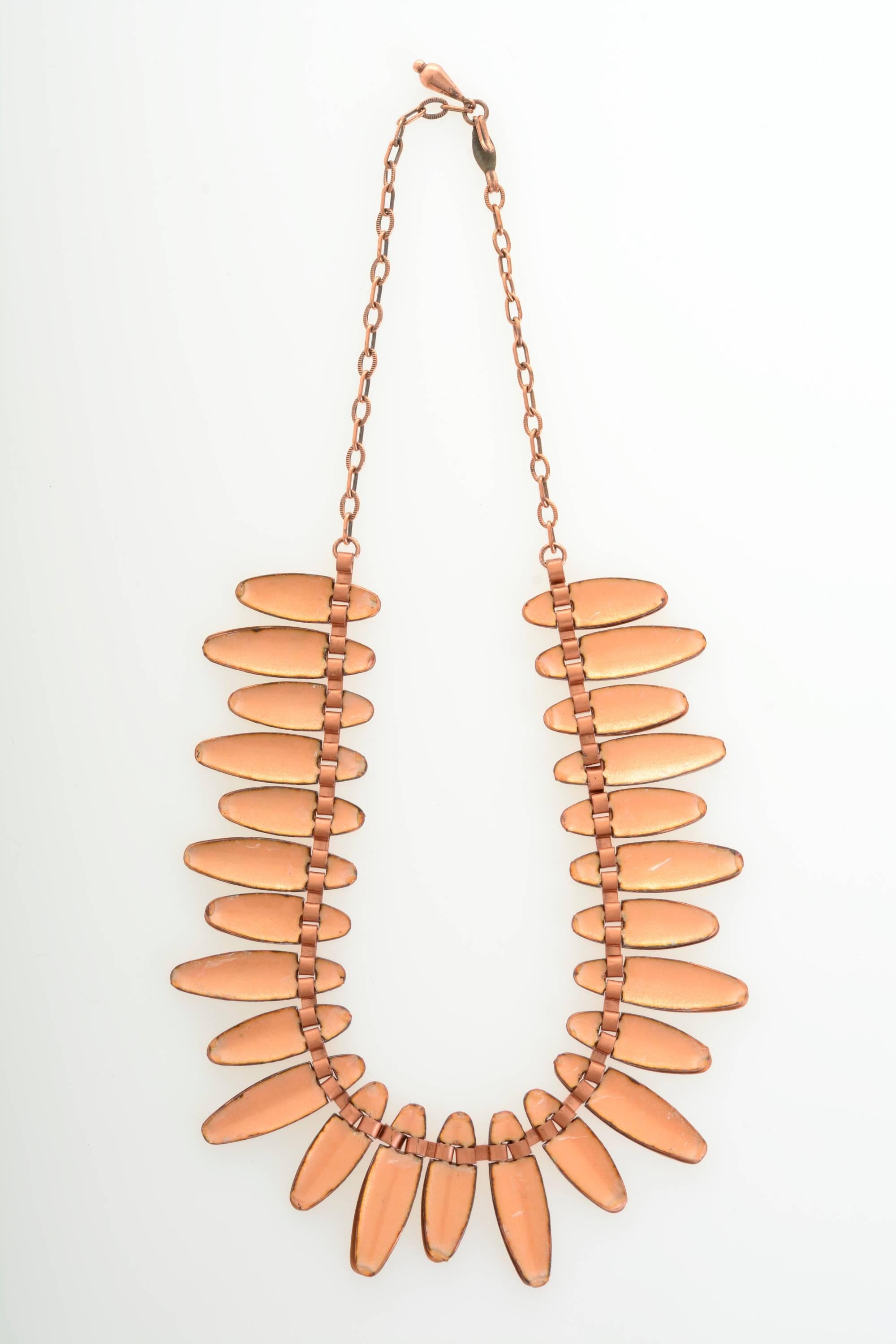 This gorgeous 1950s Matisse necklace is in copper with white lacquered details.
The length of the necklace can be adjusted with a hook clasp.  

Good vintage condition

Brand: Matisse

Measurements:
Length 18 inch
Width1,25 inch