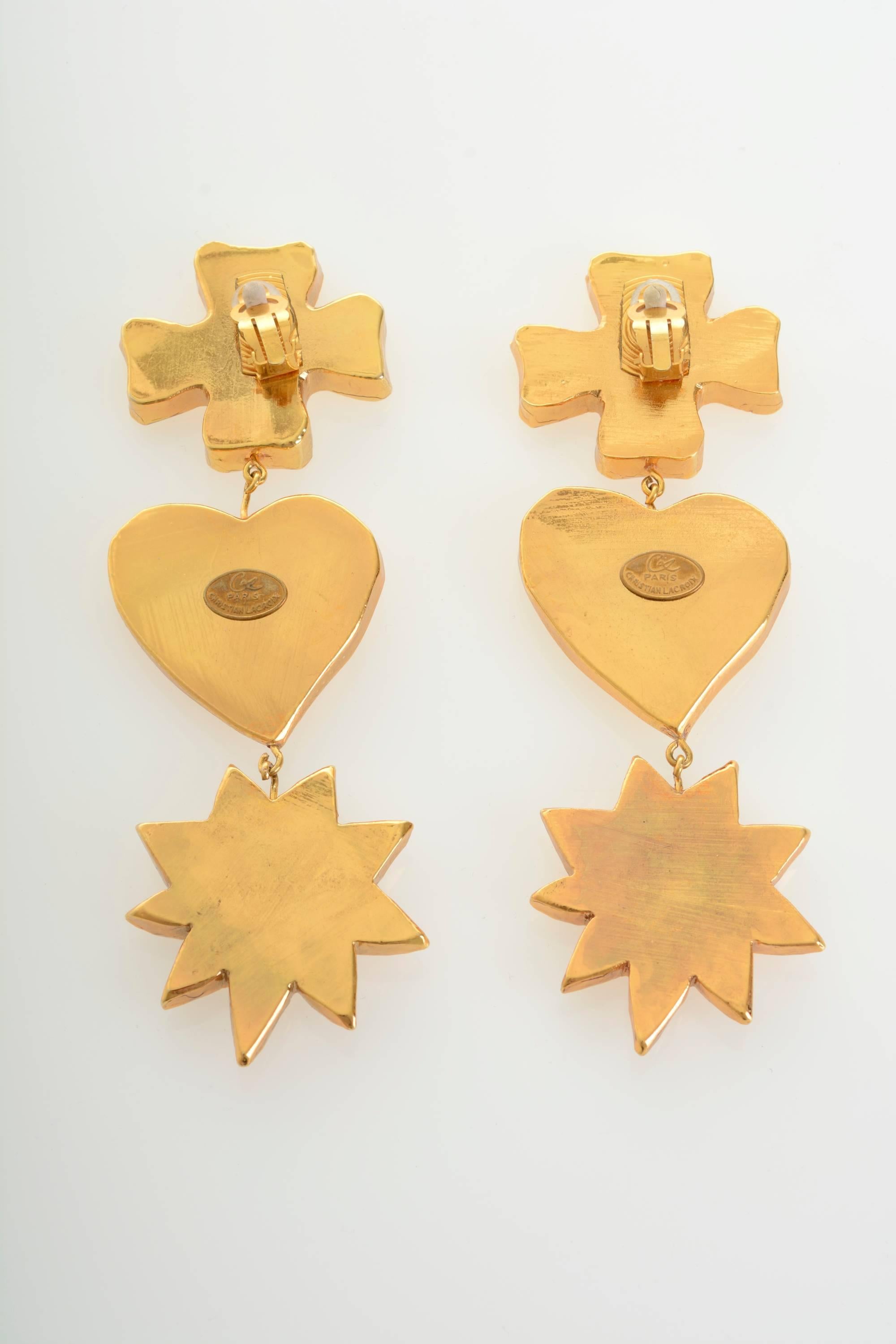 These amazing 1980s earrings from Christian Lacroix are in gold tone metal. They have Christian Lacroix logo inscribed on the cross and clip on back.

Excellent condition

Measurement:
Length 5,50 inch
Width 1,75 inch