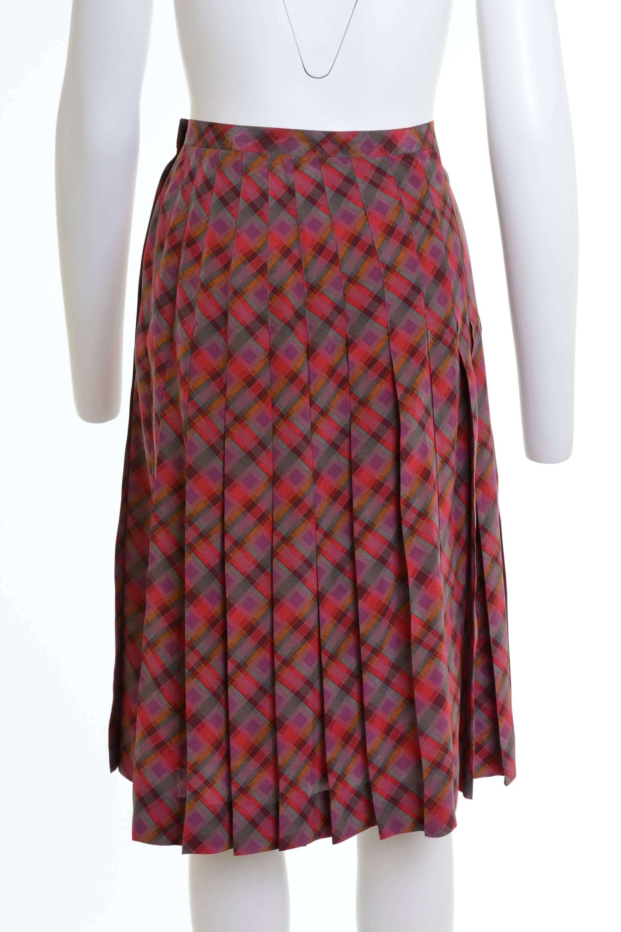 1980s Yves Saint Laurent Rive Gauche pleateds wrap skirt in abstract silk fabric, slide hook closure, made in France.

Excellent Vintage Condition 

Label: Yves Saint Laurent Rive Gauche
Fabric: Silk
Colour: purple/ red/ green/ grey/