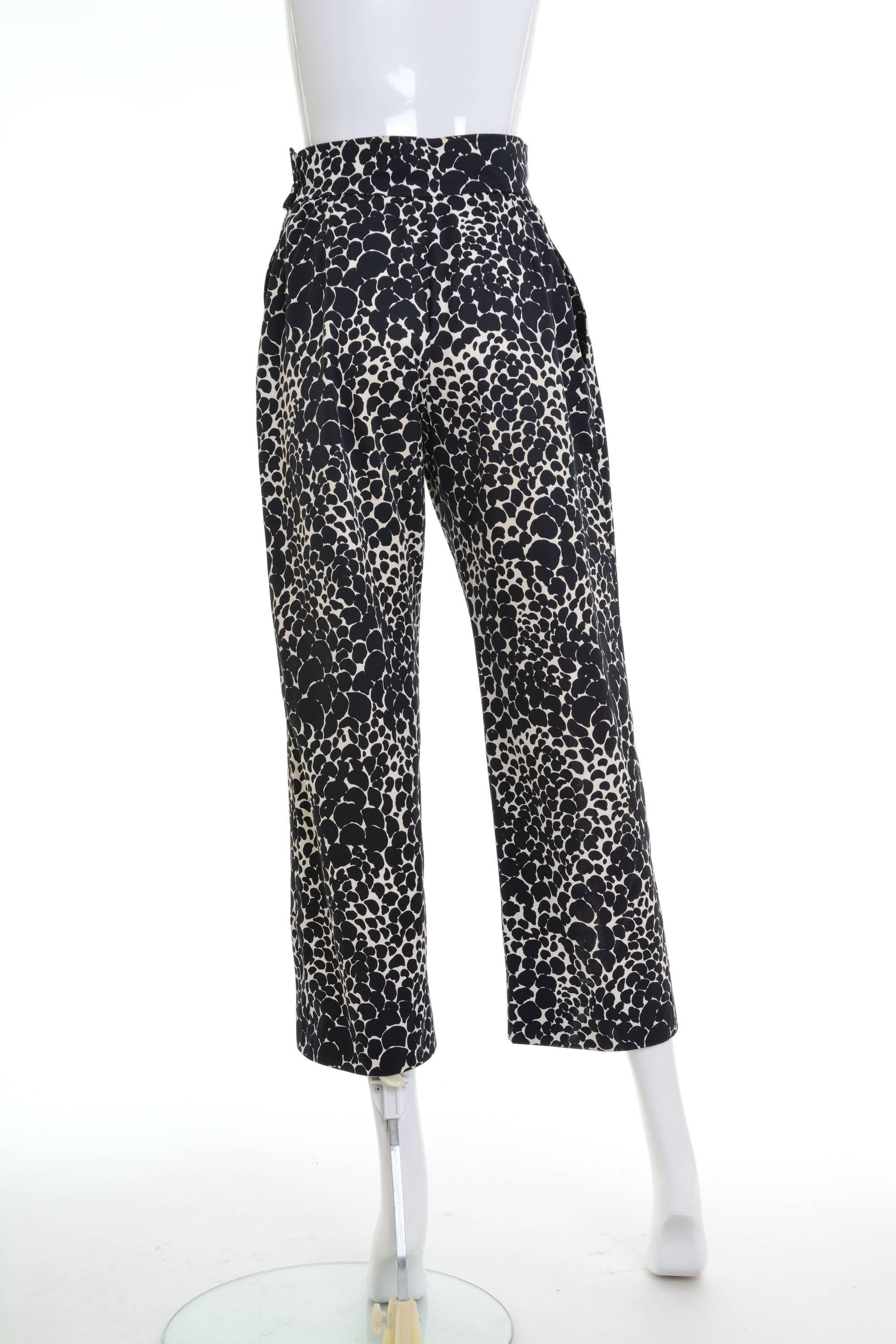 1980s Yves Saint Laurent Rive Gauche printed pants in a cotton fabric, ankle length, seam pockets, side zip closure with two buttons, with a lot of fabric in the hem to be able to stretch.

Excellent Vintage Condition

Label : Saint Laurent Rive