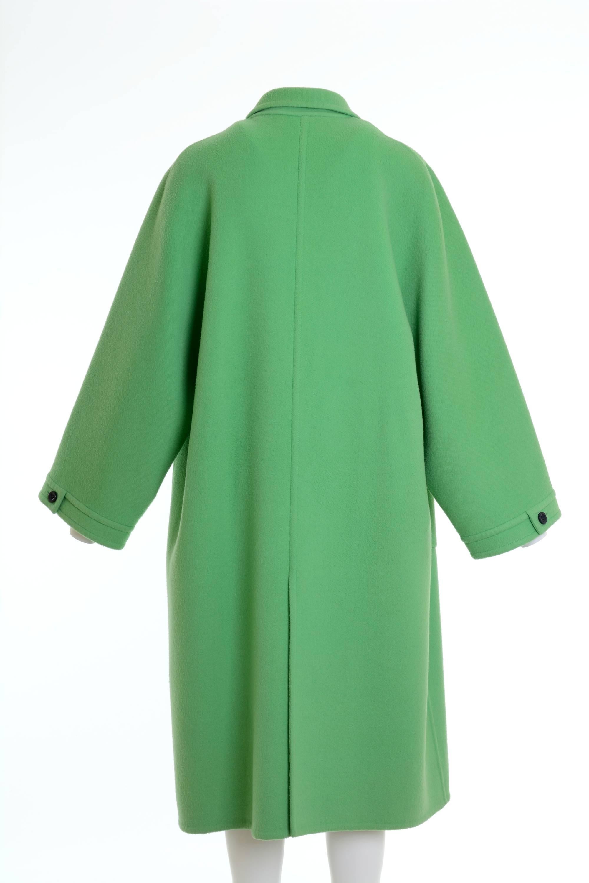1980s Valentino Couture oversize coat in apple green wool fabric, without buttons, patch pockets and raglan sleeves.

Good Vintage Condition

Label : Valentino Couture
Fabric: wool
Colour: apple green

Measurements:
Estimated size: M/L
Shoulders: 17