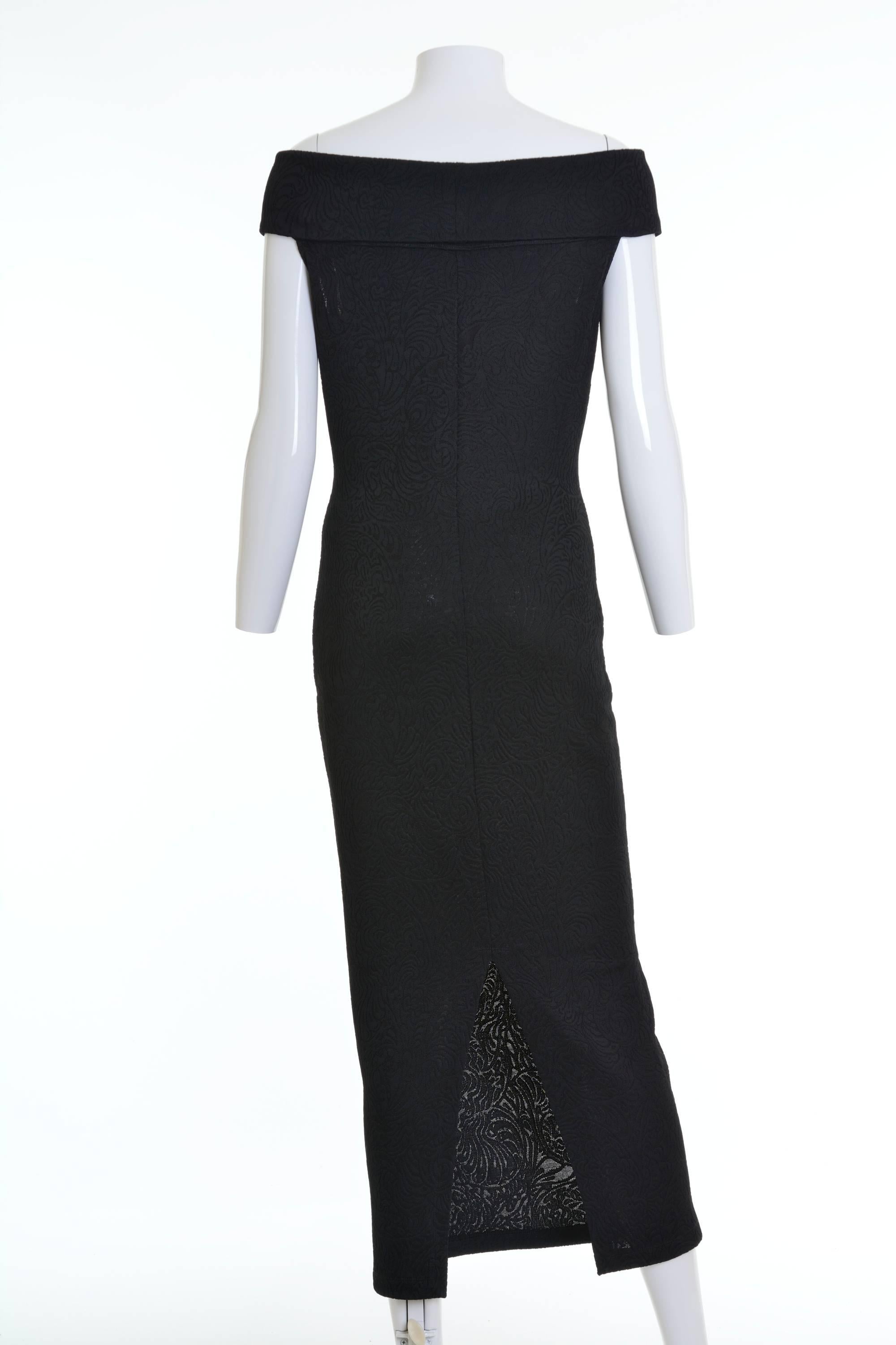 This gorgeous and sexy Gianni Versace dress is in black sheer knitted stretch fabric. It has off shoulder and back slit.

Good vintage condition

Label: Versus by Gianni Versace - Made in Italy
Fabric: rayon/alastan/polyamide
Color :