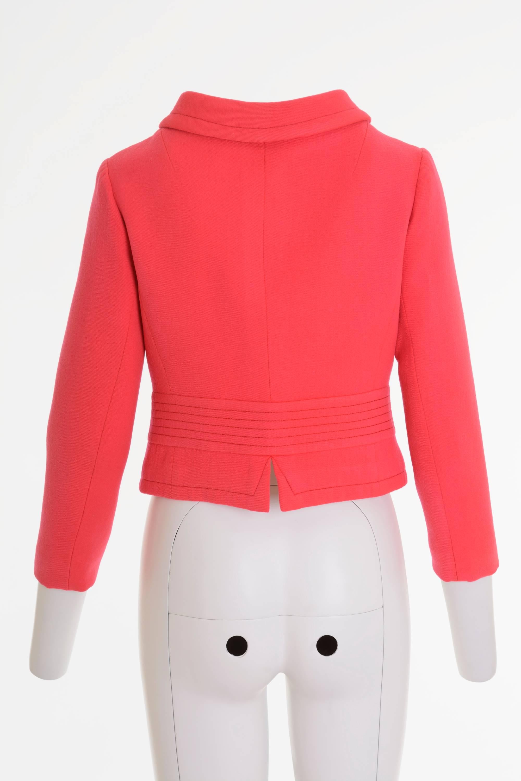1960s Jean Patou jacket in a coral wool fabric, buttons closure, waist belt closure, top stitches, fully satin lined, back kick pleat, tailored in London.

Good Vintage Condition ( small pulled wires on the left sleeve) 

Label: Jean Patou