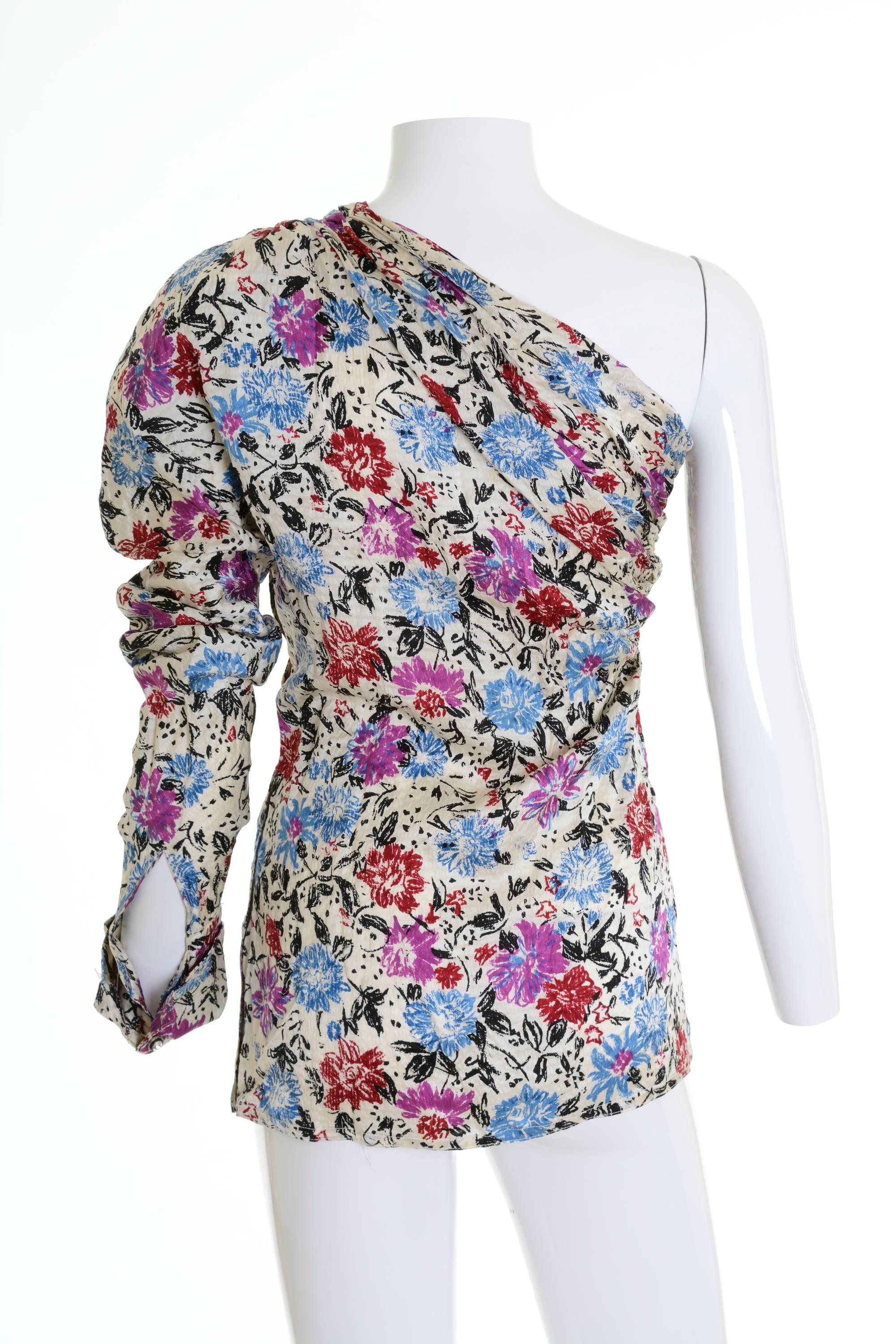 This amazing GIANNI VERSACE shirt is in a floral print silk fabric. It has one shoulder long sleeve and side zip closure.

Good vintage condition

Label: Gianni Versace - Made in Italy
Fabric: silk
Color: white/magenta/blue/black
 
Measurements: