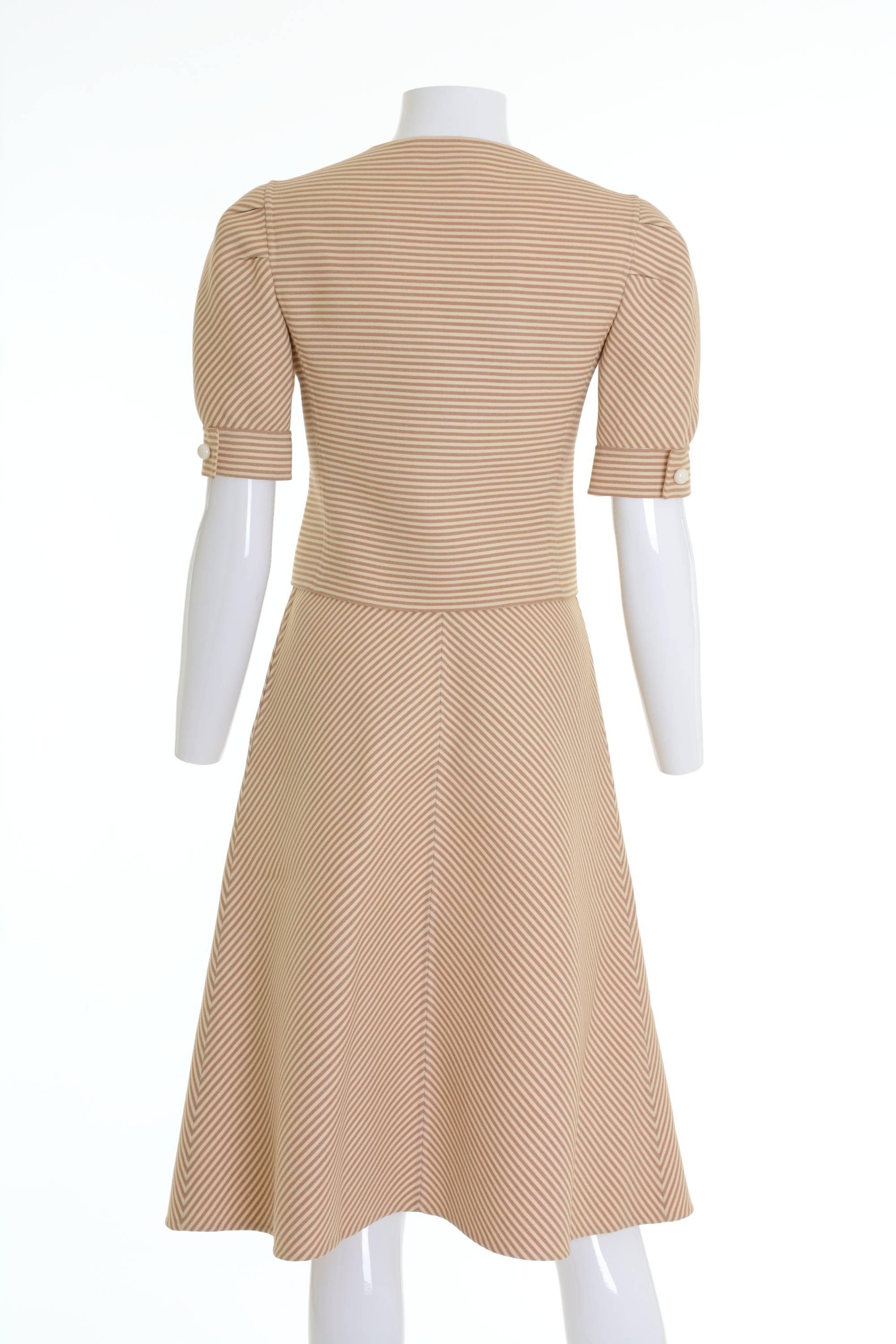 Late 1960s Mila Schön striped skirt suit in a white and beige wool fabric. 
Button, hook and eye closure, puff shoulders, a-line skirt, side zip closure, fully woolen lined.

Excellent Vintage Condition 

Label: Mila Schön Alta Moda Pronta 
Fabric: