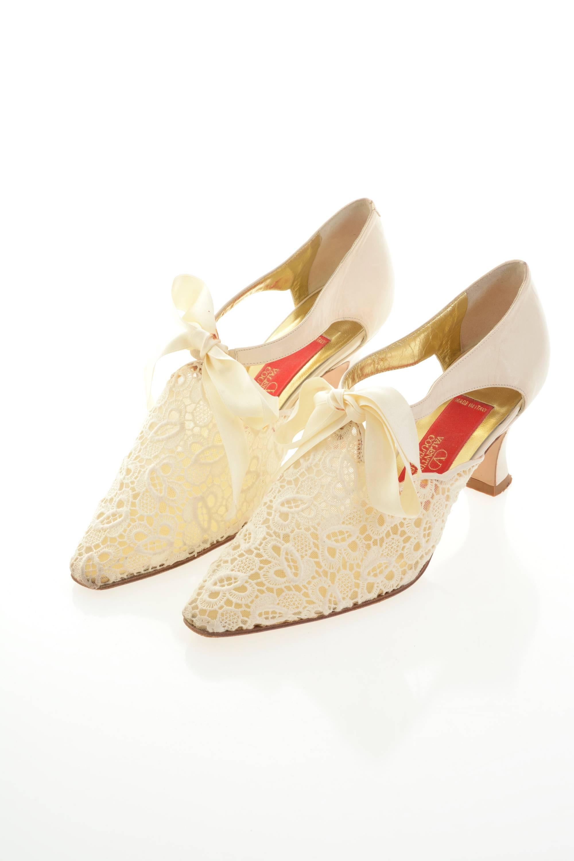 These gorgeous Valentino Couture italian stiletto shoes are made with a white pearl lace fabric and leather. They are satin tie lace up, golden leather insole and white perl heel. 

Good vintage condition

Brand: Valentino Couture - Made in