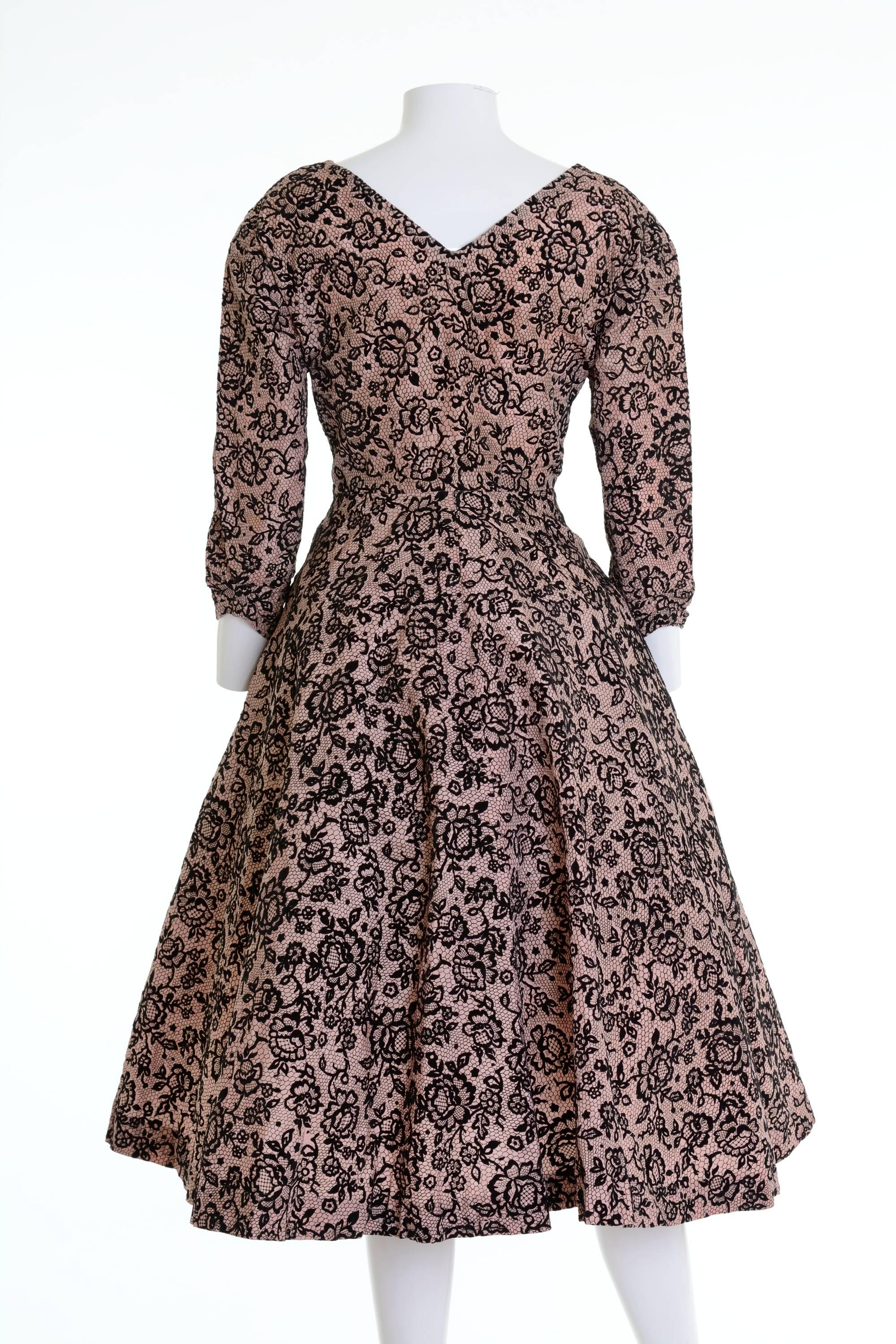 1950s Vintage Black and Powder Pink Brocade Cocktail New Look Circle Dress In Good Condition For Sale In Milan, Italy