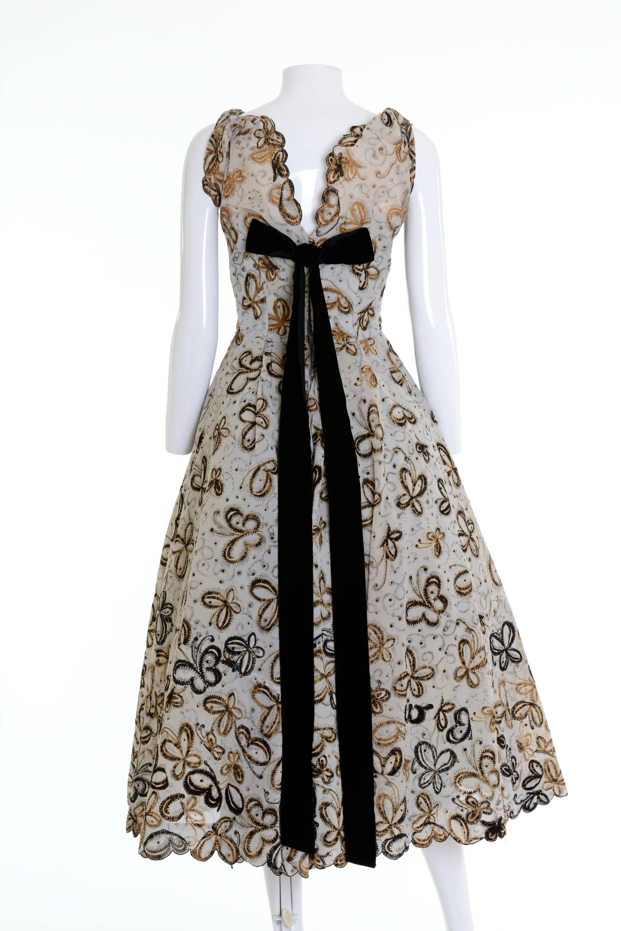 This gorgeous 1950s circle dress is in a powder gray and brown brocade butterfly print fabric. It has boning bodice, full circle skirt, velvet back bow ribbon and back zip closure.

Good vintage condition
 
Label: N/A
Fabric: acetate
Color: powder