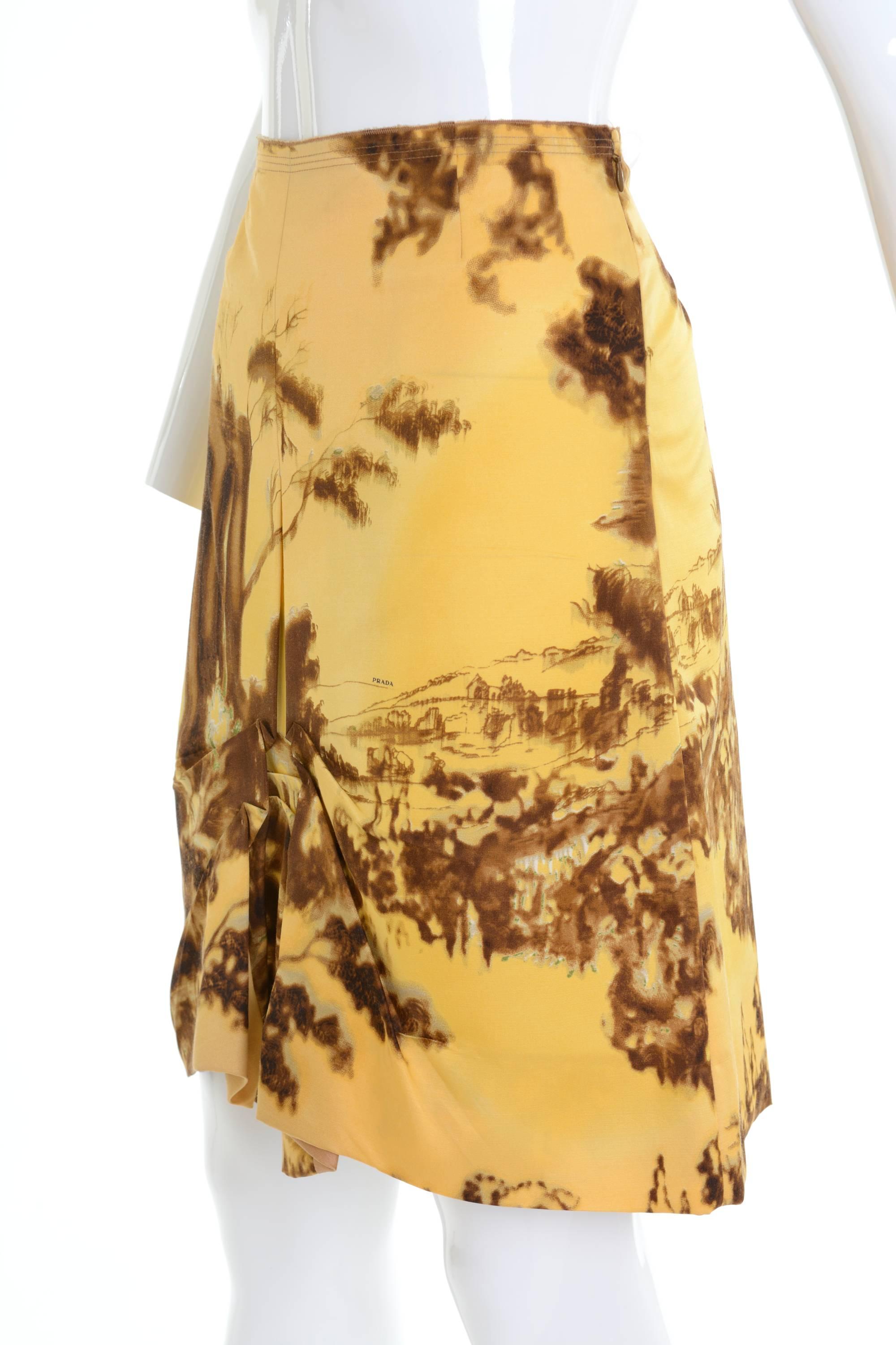 This lovely Prada skirt is in a golden yellow and brown landscape like painting print silk and wool fabric. It has A line and side zip closure.

Excellent vintage condition

Label: Prada - Made in Italy
Fabric:  silk/wool
Color: golden