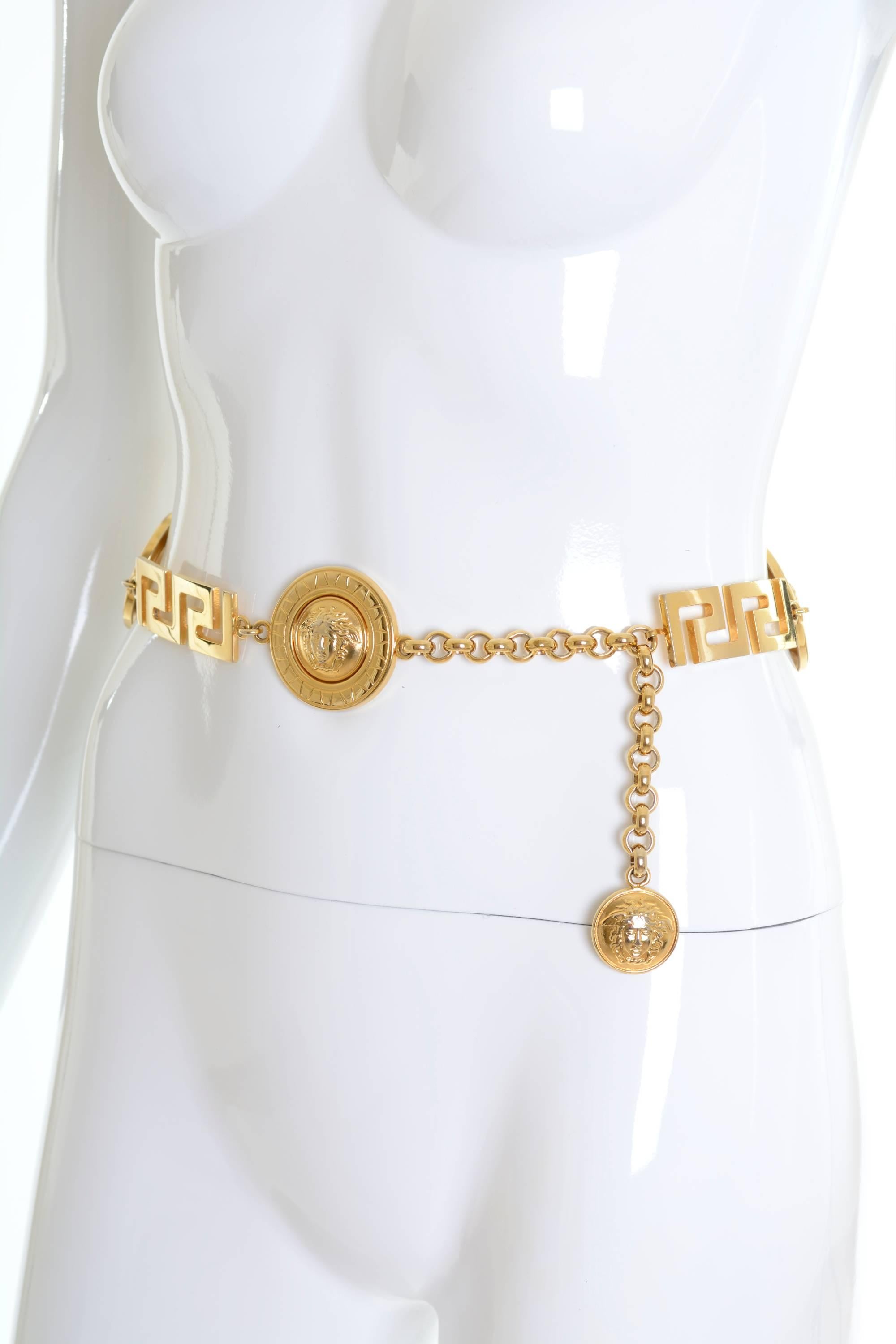 This stunning and iconic 1990s Versace  Medusa belt is made of golden metal large chain with Medusa head detailing. 

Good vintage condition

Measurements:
Lenght adjustable from around 24 to 30 inches
Height 2 inches