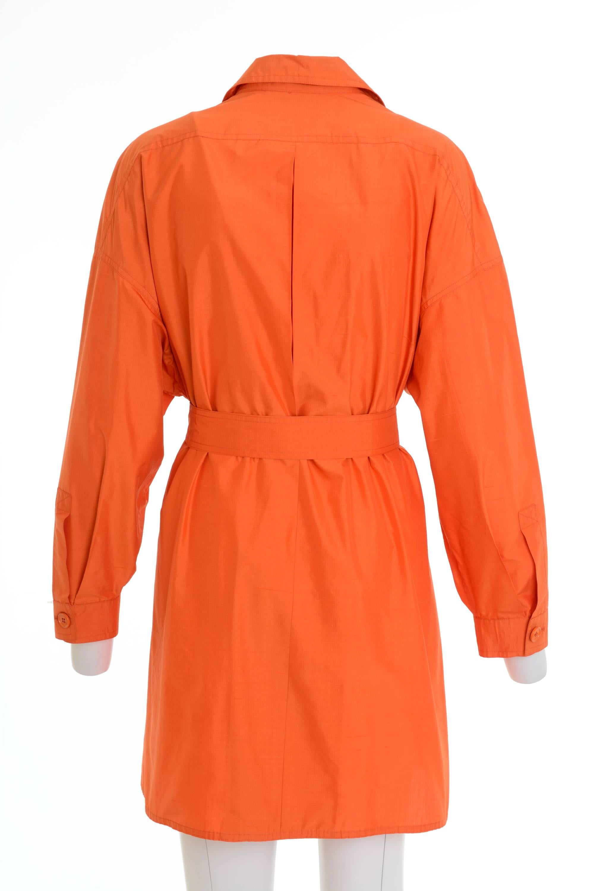 This amazing 1990s Gianfranco Ferrè oversize jacket is in orange silk fabric and has large frontal pleated , one button closure, belt included and large frontal pockets.

Excellent vintage condition

Label: Gianfranco Ferrè - Made in Italy  
Fabric:
