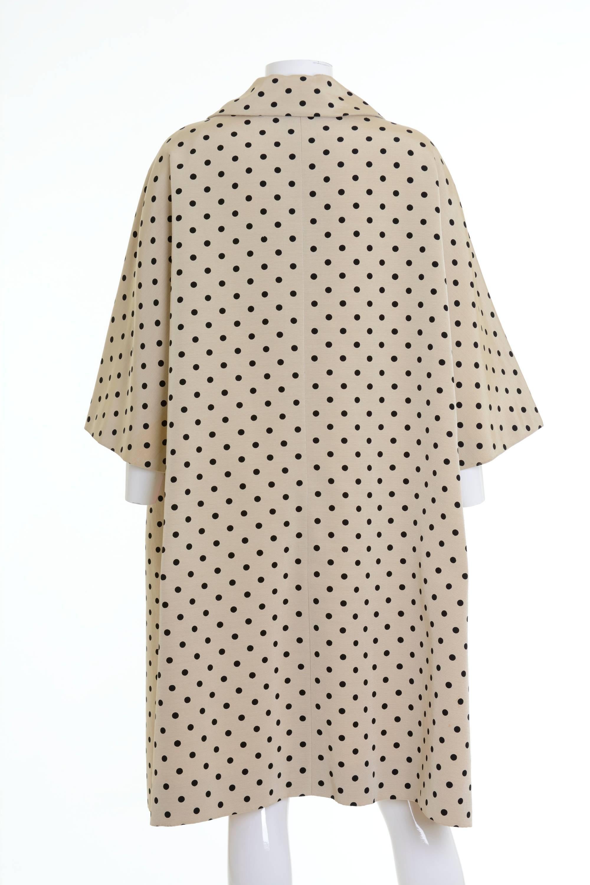 1950s polka dot tent overcoat in rayon fabric, fully lined, 3/4 sleeves hook ad eye collar closure, collar with ribbon. 

Good Vintage Condition

Label: unknown
Fabric: rayon
Colors: black and cream

Measurements:
Estimated size M
Shoulders 16